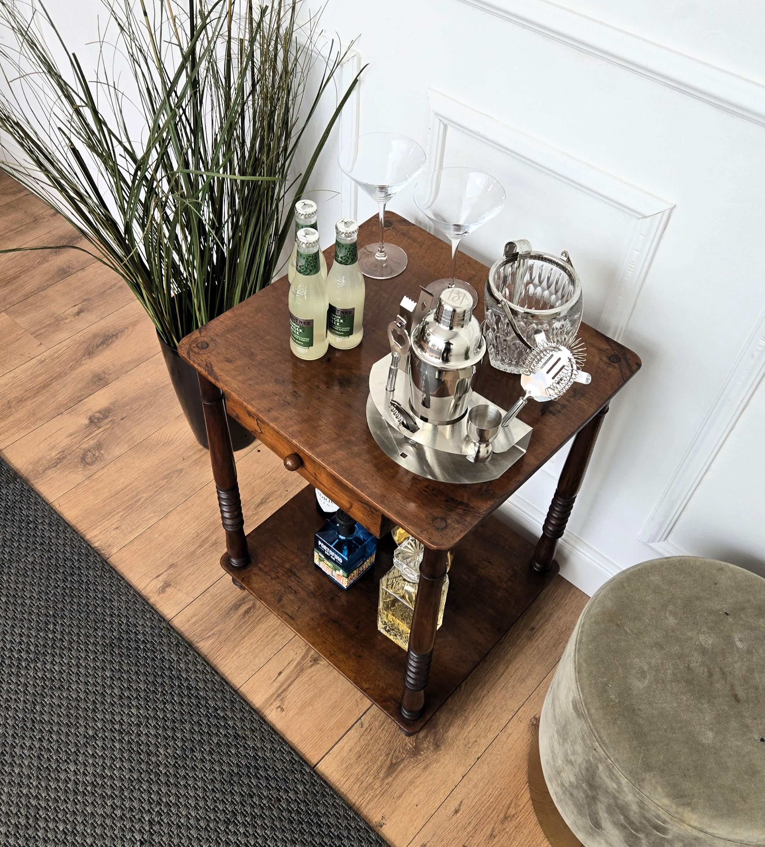 italien Italian 1940s Art Deco Midcentury Walnut Carved Legs Dry Bar Side Cocktail Table en vente