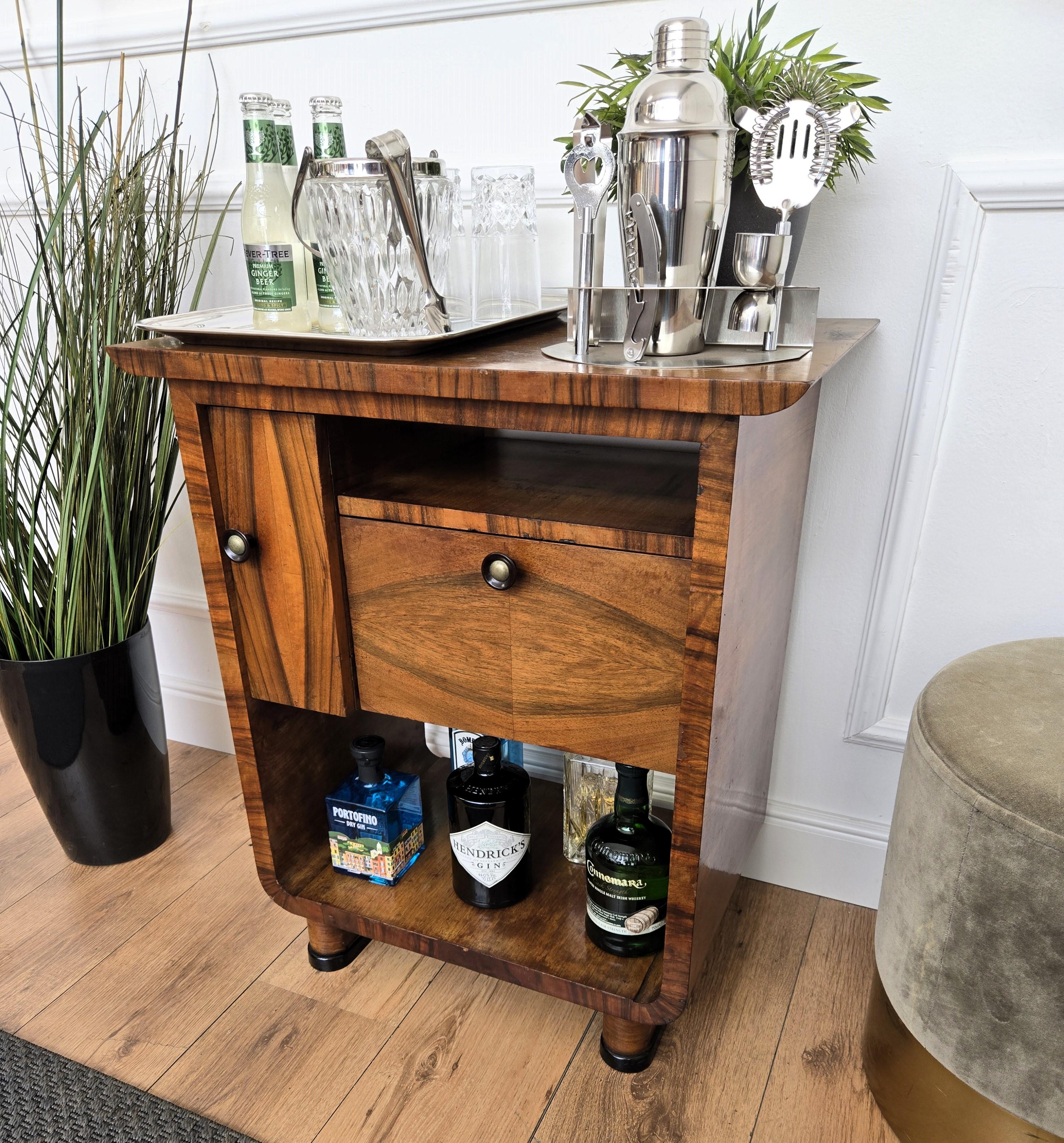 Italienische 1940er Art Deco Mitte des Jahrhunderts Nussbaum geschnitzt Beine trocken Bar Seite Cocktail Tisch im Zustand „Gut“ im Angebot in Carimate, Como