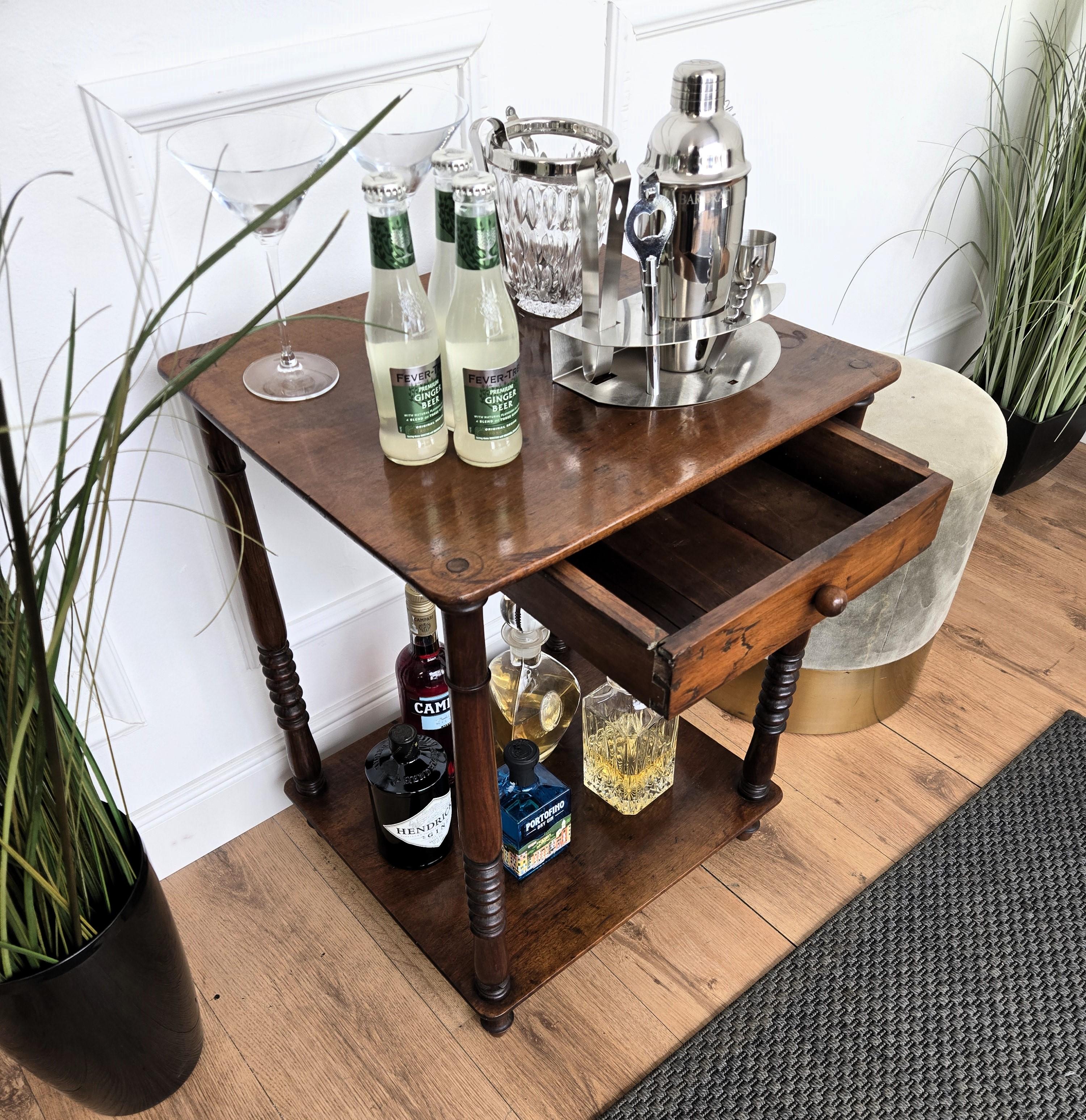 Italian 1940s Art Deco Midcentury Walnut Carved Legs Dry Bar Side Cocktail Table Bon état - En vente à Carimate, Como