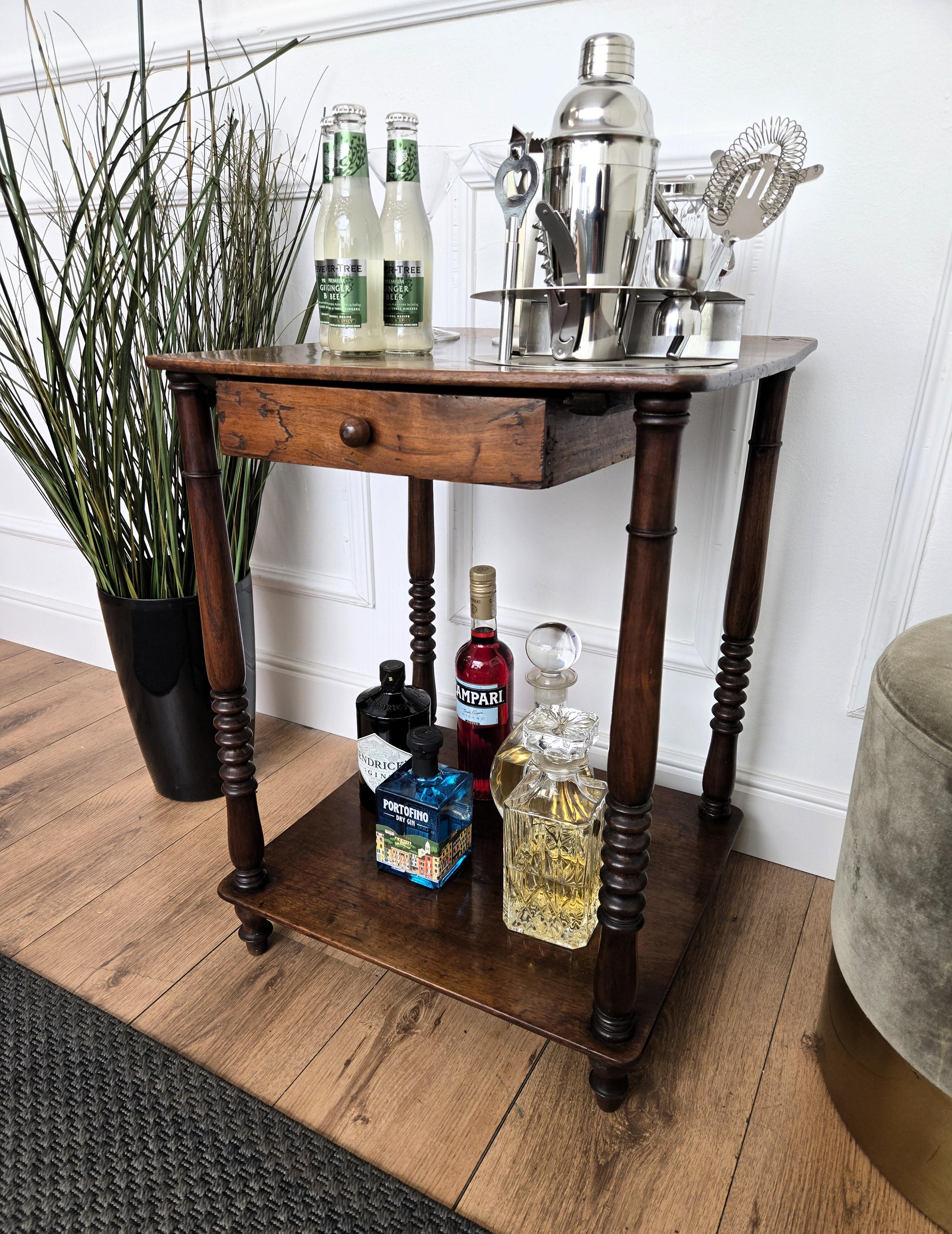 20ième siècle Italian 1940s Art Deco Midcentury Walnut Carved Legs Dry Bar Side Cocktail Table en vente