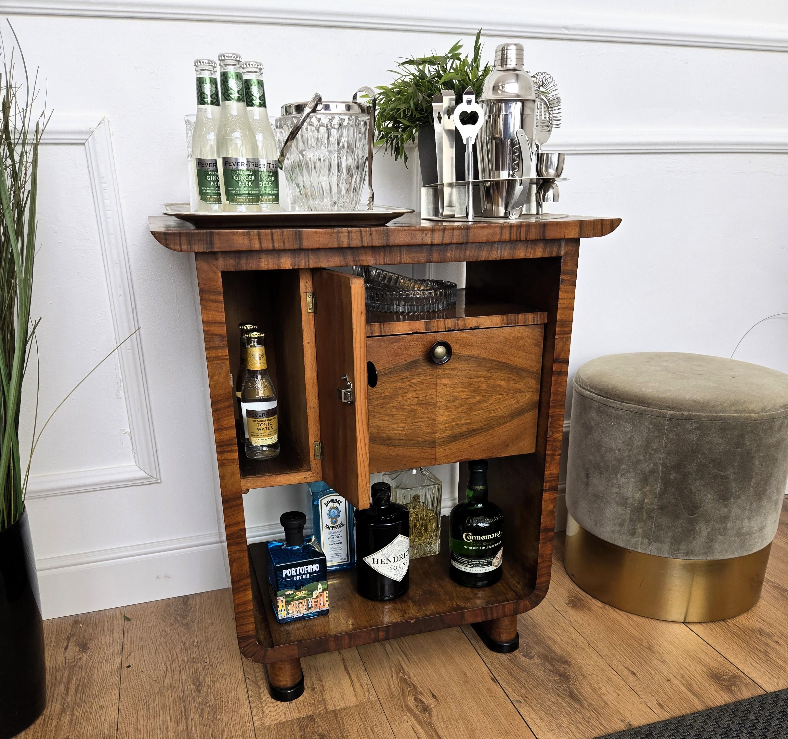 Italienische 1940er Art Deco Mitte des Jahrhunderts Nussbaum geschnitzt Beine trocken Bar Seite Cocktail Tisch (Holz) im Angebot