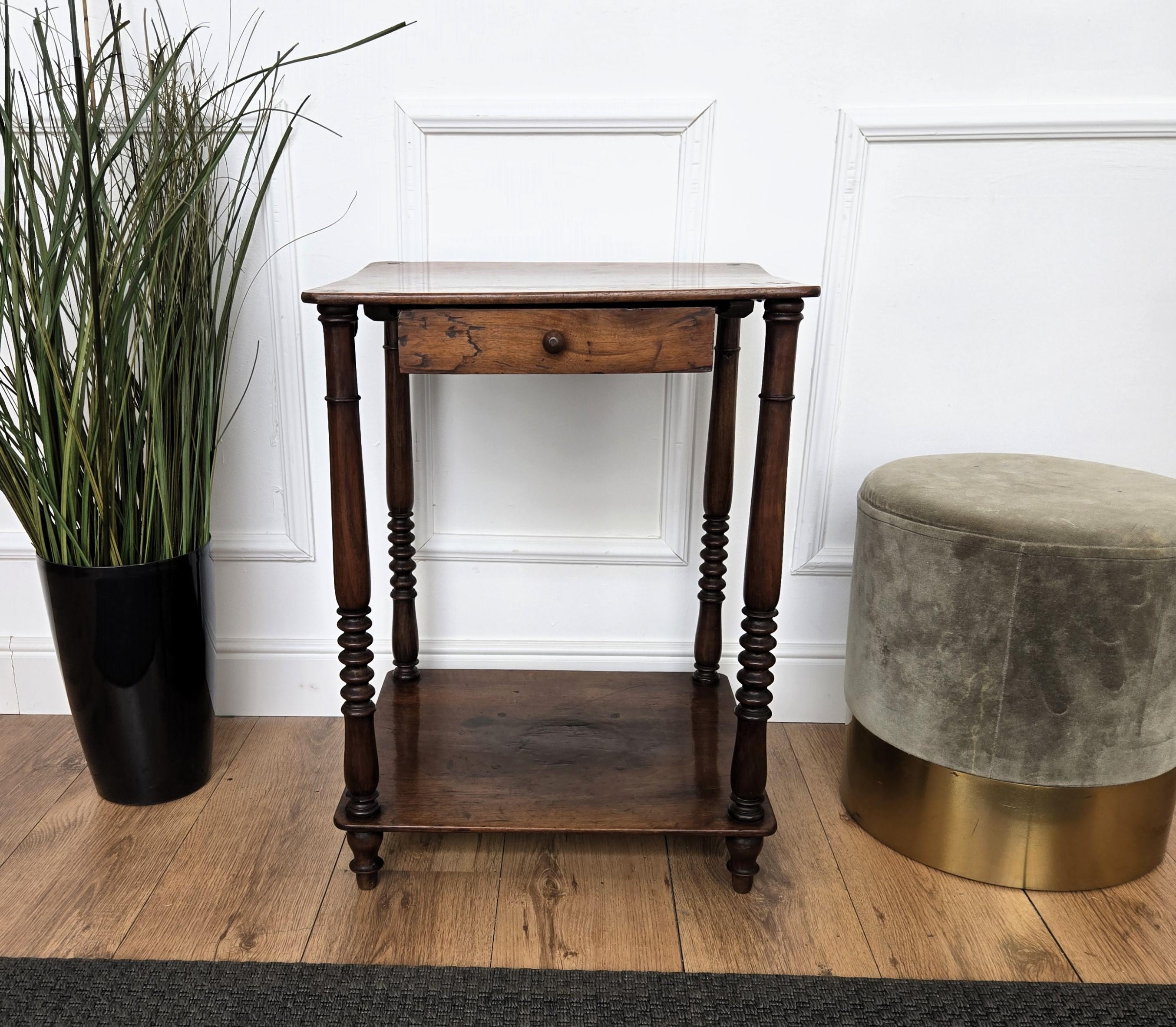 Bois Italian 1940s Art Deco Midcentury Walnut Carved Legs Dry Bar Side Cocktail Table en vente