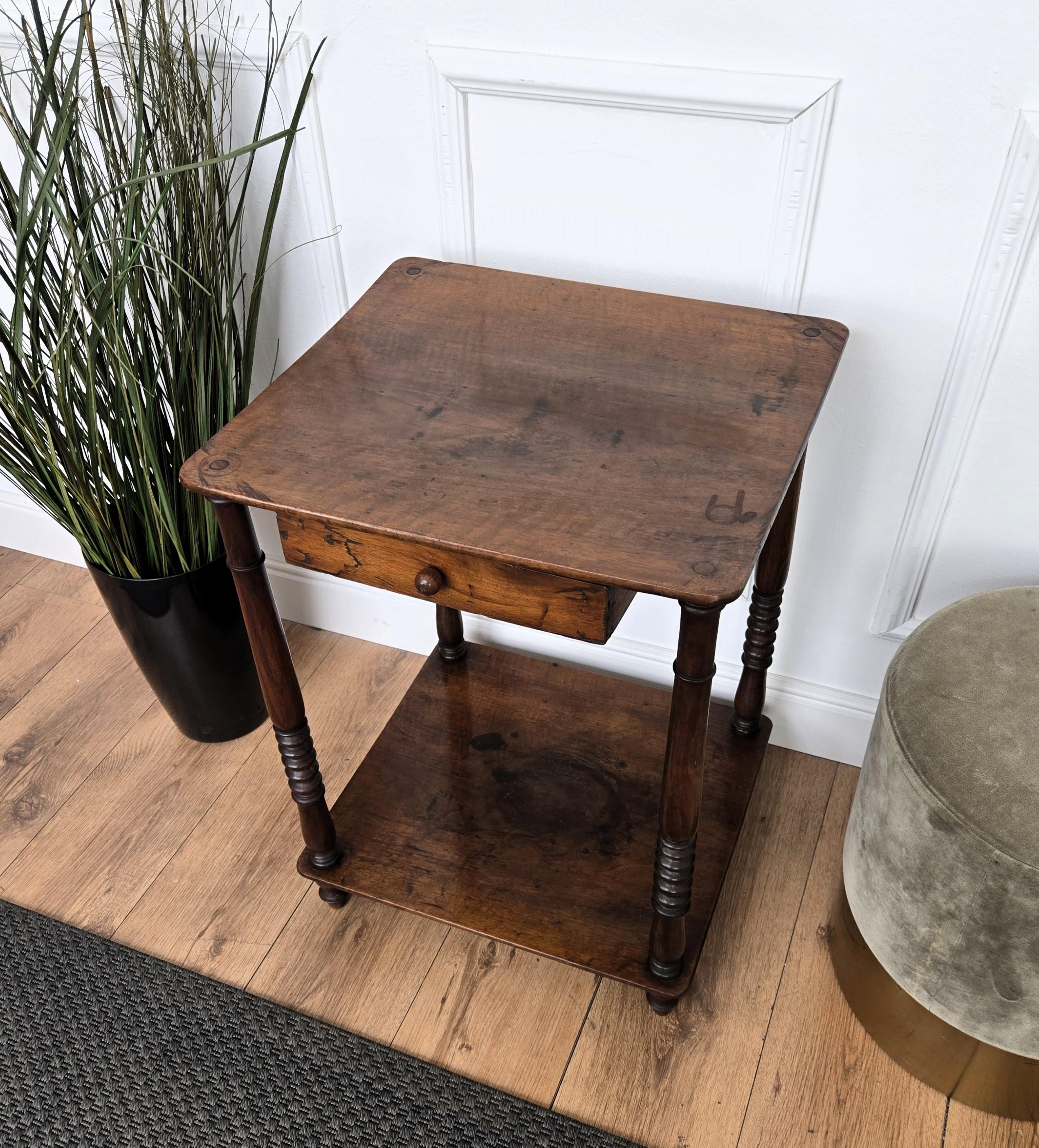 Italian 1940s Art Deco Midcentury Walnut Carved Legs Dry Bar Side Cocktail Table en vente 1