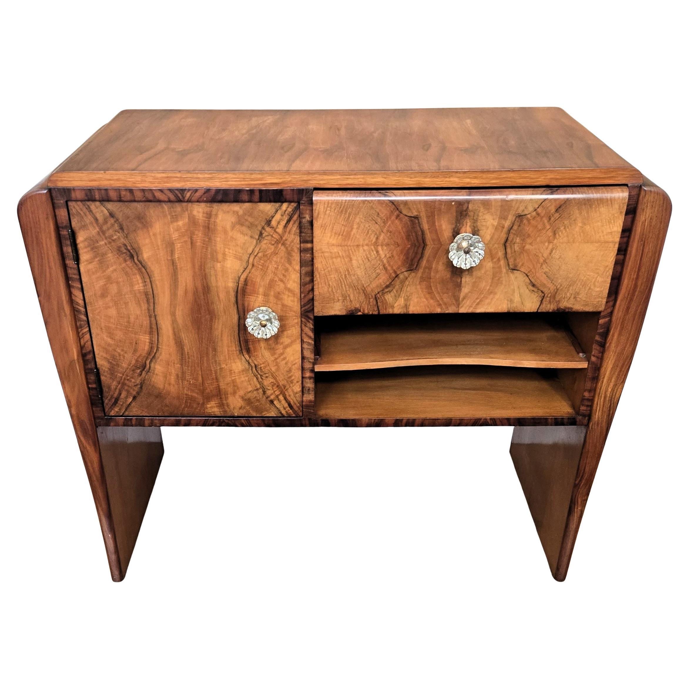 Italienische 1940er Art Deco Mitte des Jahrhunderts Nussbaum Wasserfall trocken Bar Cocktail Kabinett