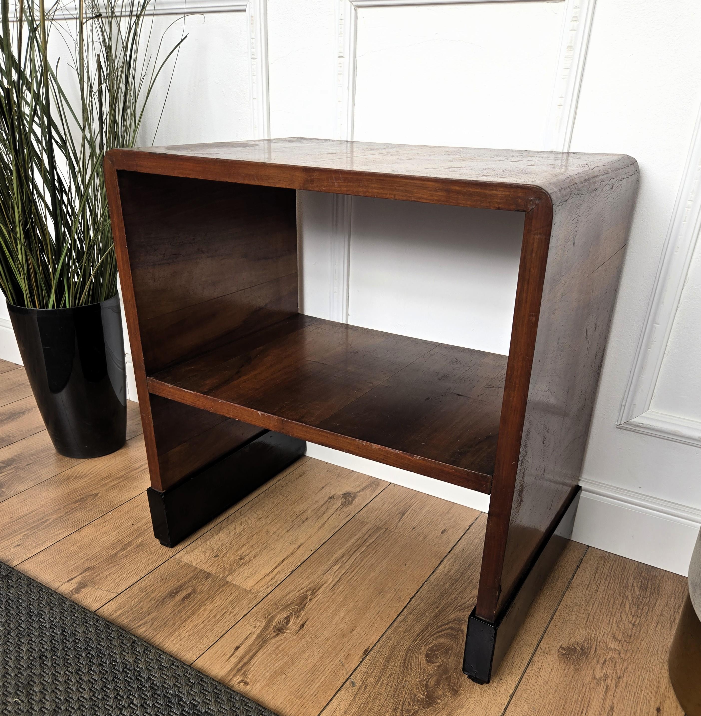 Bois Table à cocktail italienne 1940s Art Deco Midcentury Bar Side en bois en vente