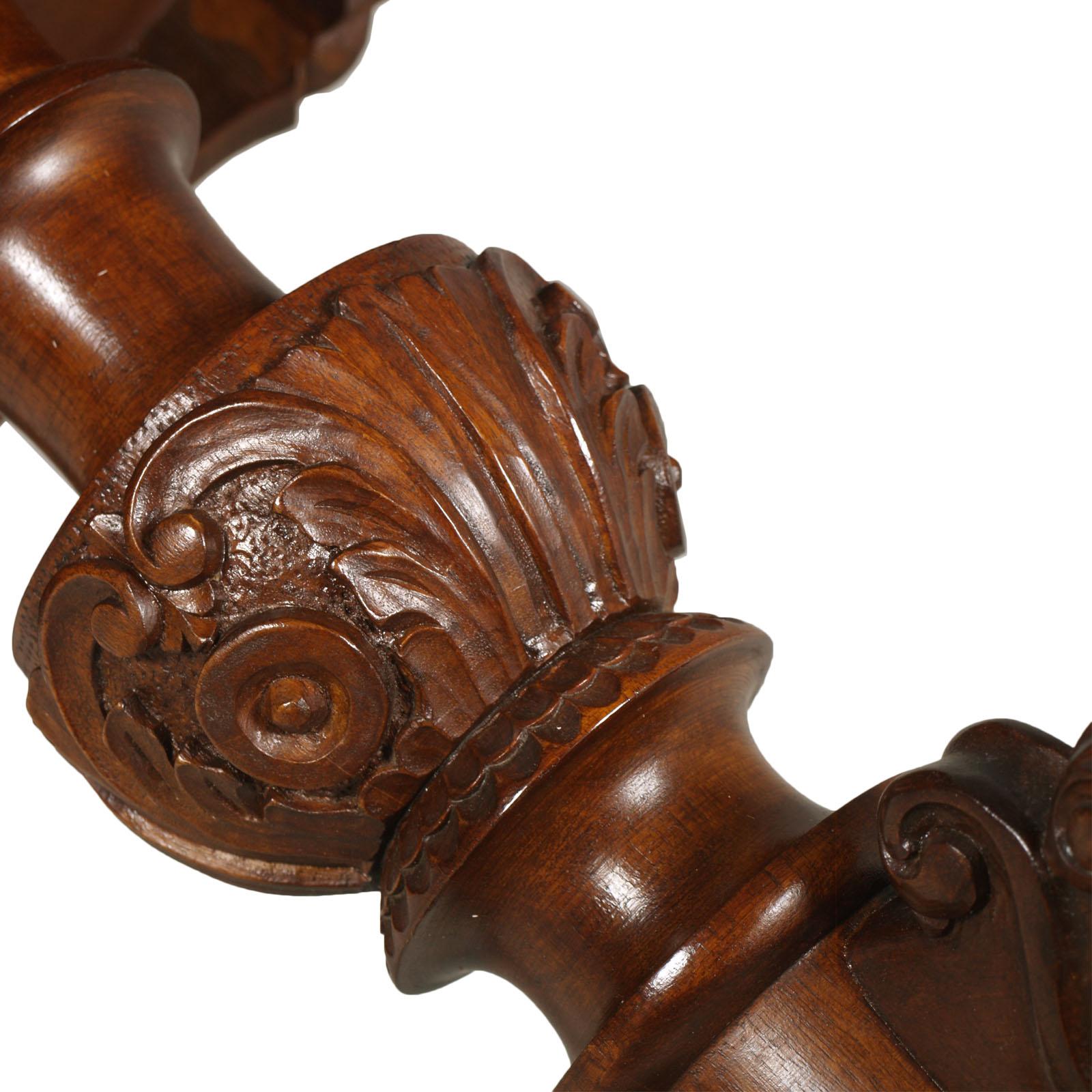 Runder italienischer Barock-Couchtisch aus Wurzelnussholz, geschnitzt, Nussbaum, gewachst poliert, 1920er Jahre (Handgeschnitzt) im Angebot