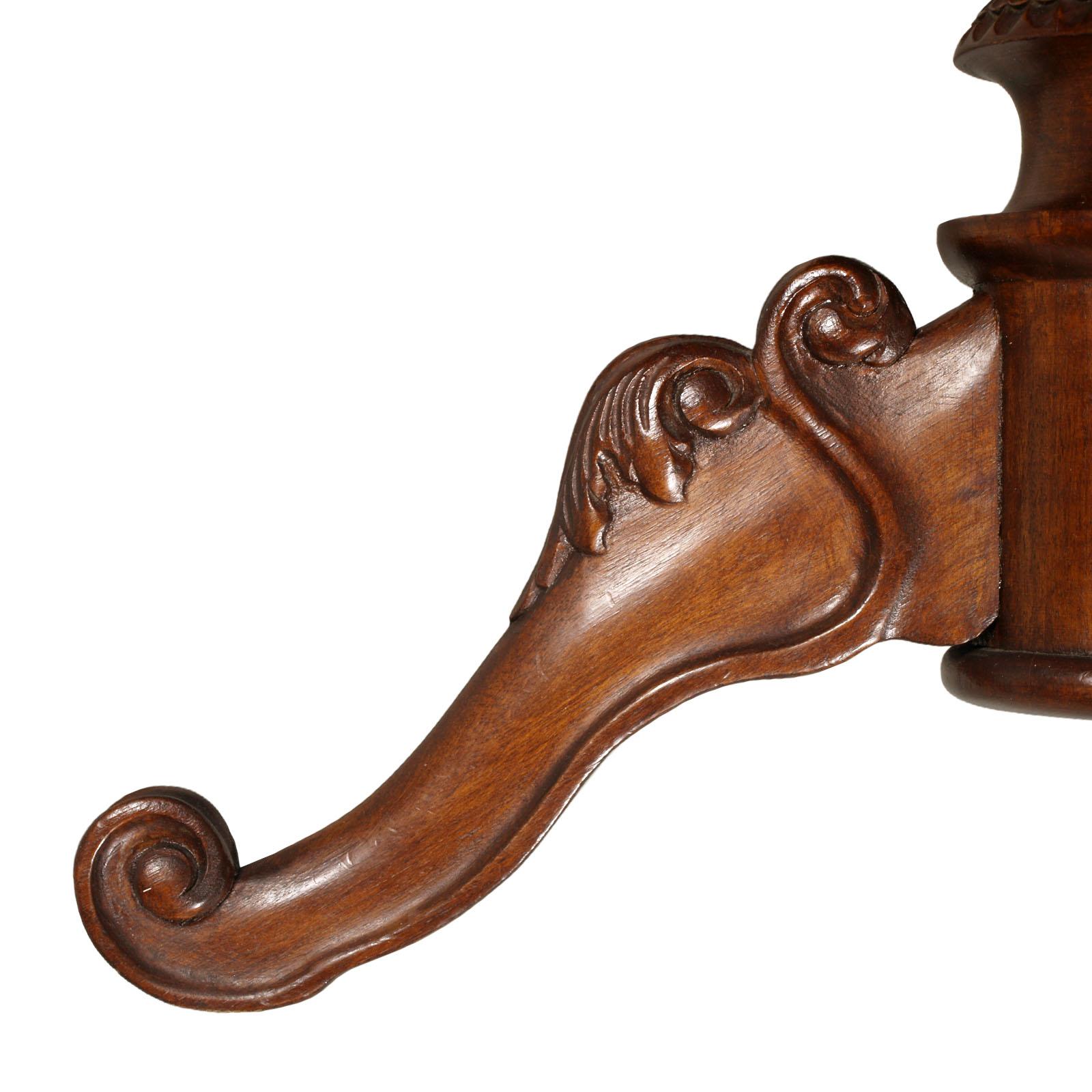 Noyer Table basse ronde baroque italienne des années 1920 en ronce de noyer sculpté poli à la cire en vente