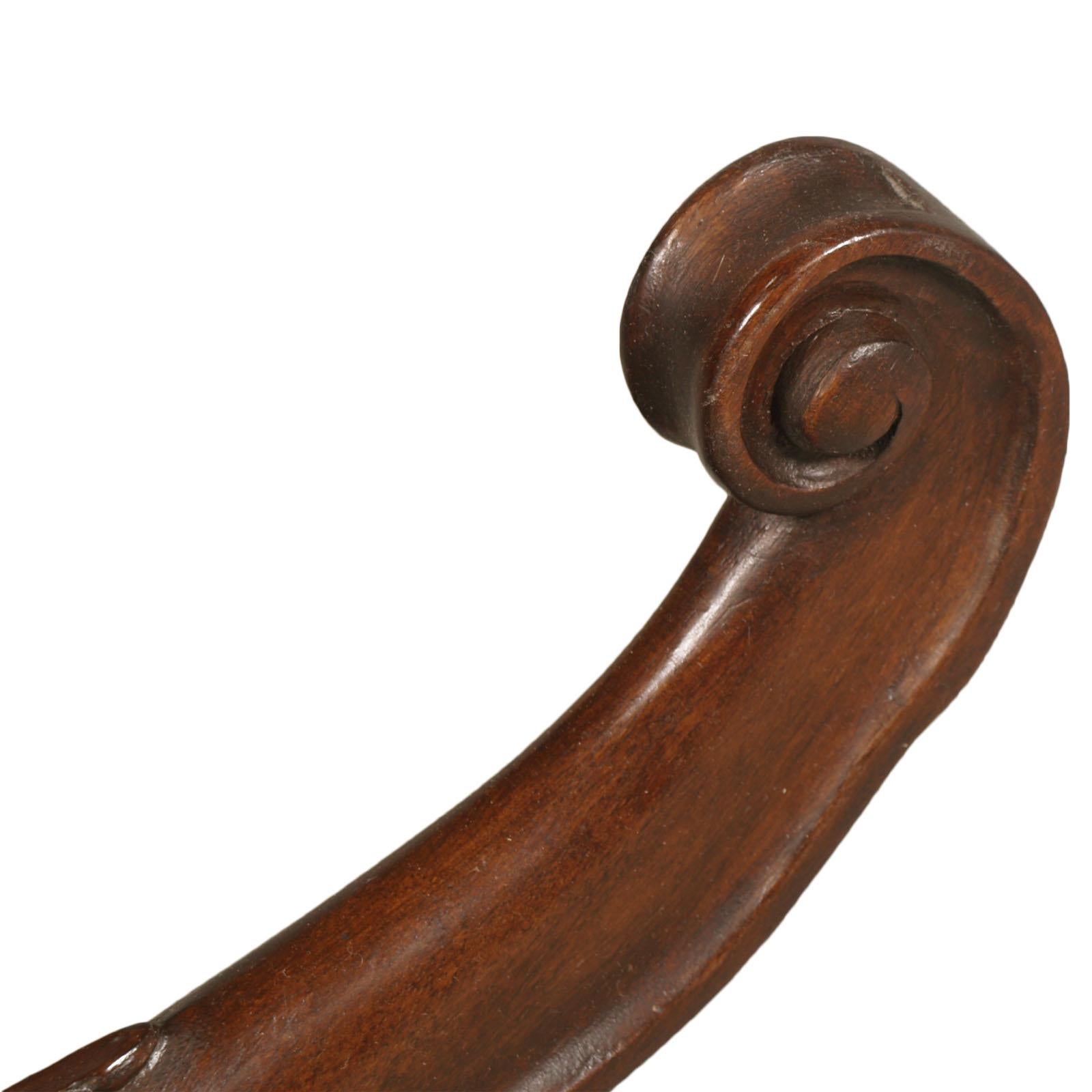 Table basse ronde baroque italienne des années 1920 en ronce de noyer sculpté poli à la cire en vente 2