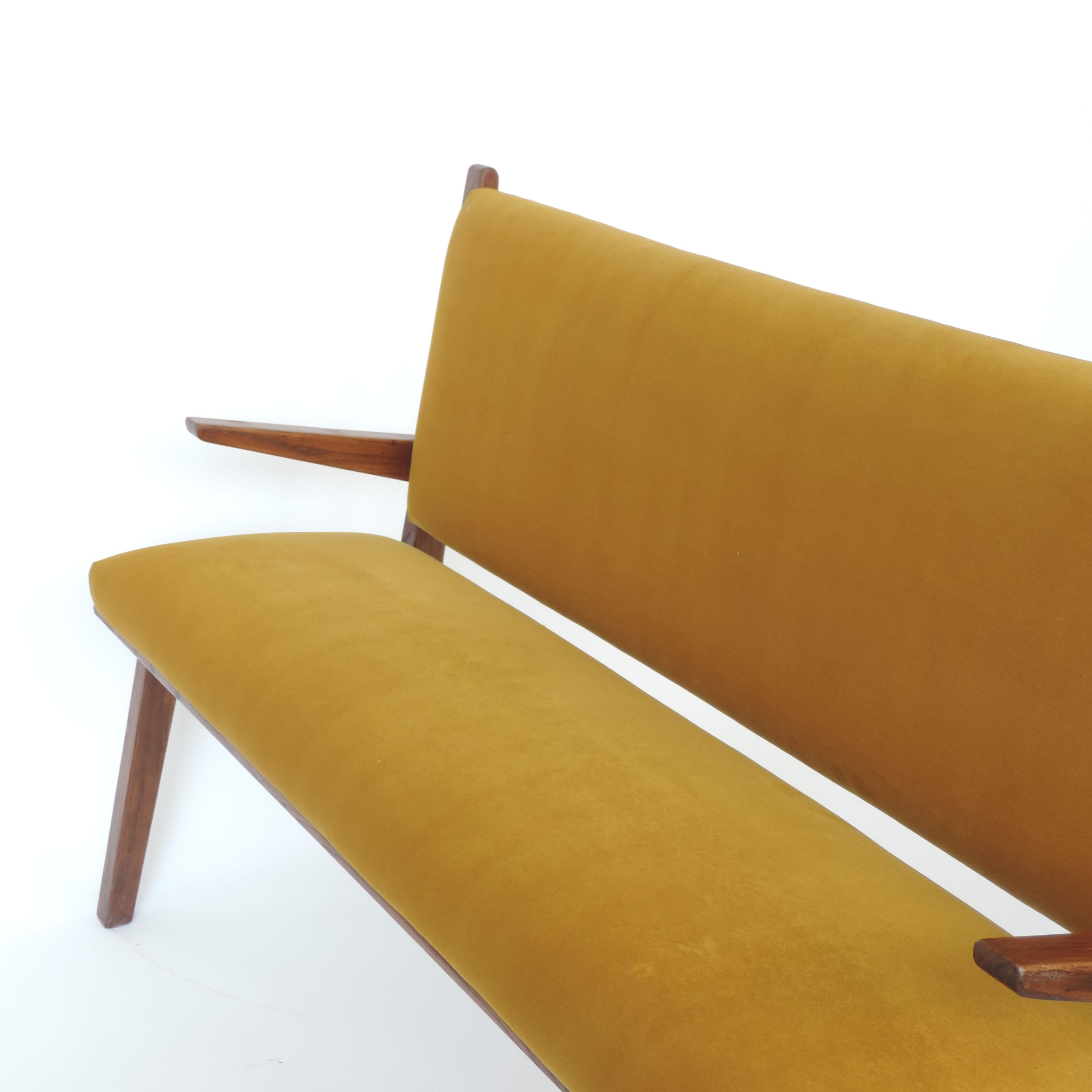 Italian 1940s Bench in Wood and Yellow Velvet Upholstery For Sale 6