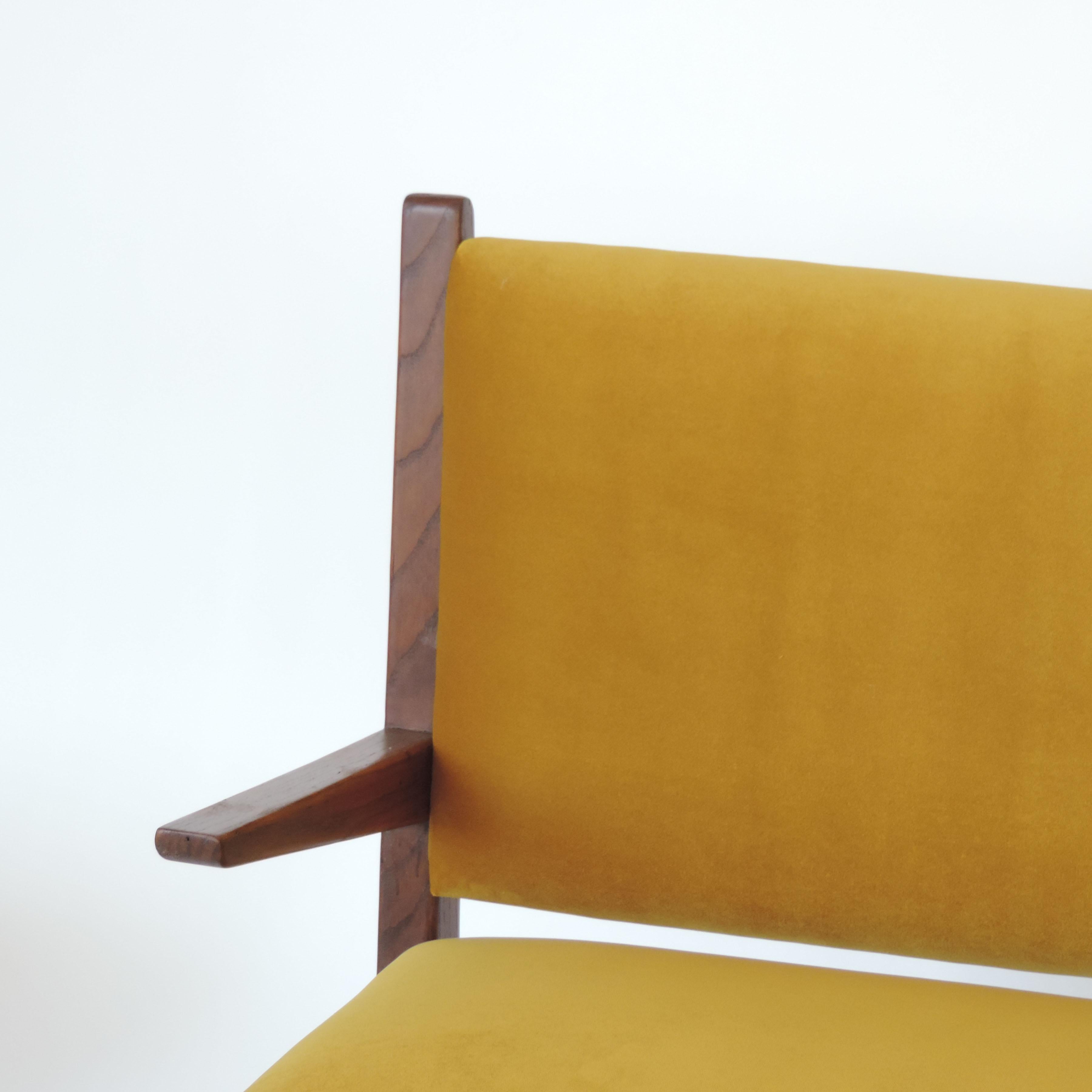 Italian 1940s Bench in Wood and Yellow Velvet Upholstery For Sale 8