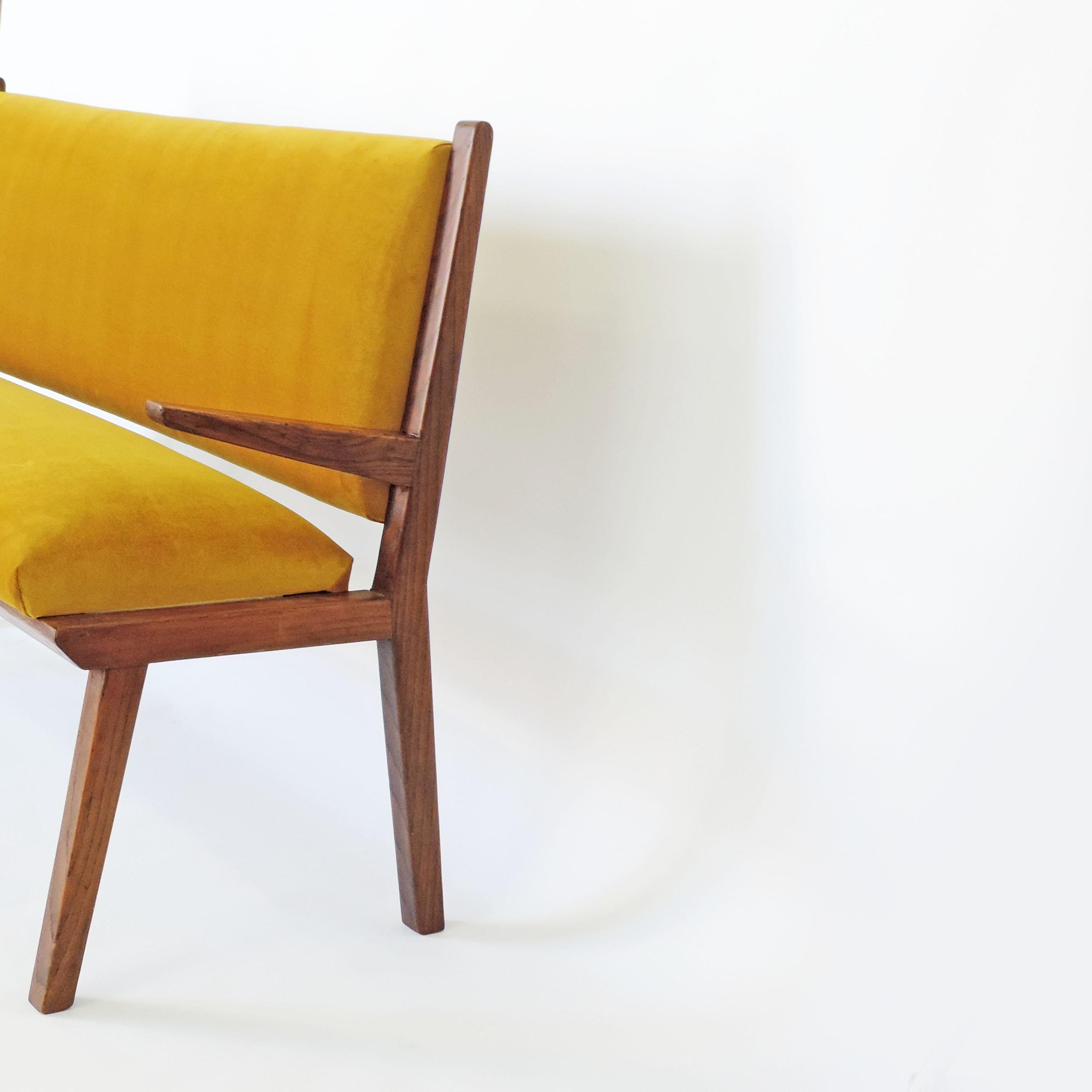 Italian 1940s bench in wood and yellow velvet upholstery
Attributed to Studio BBPR.