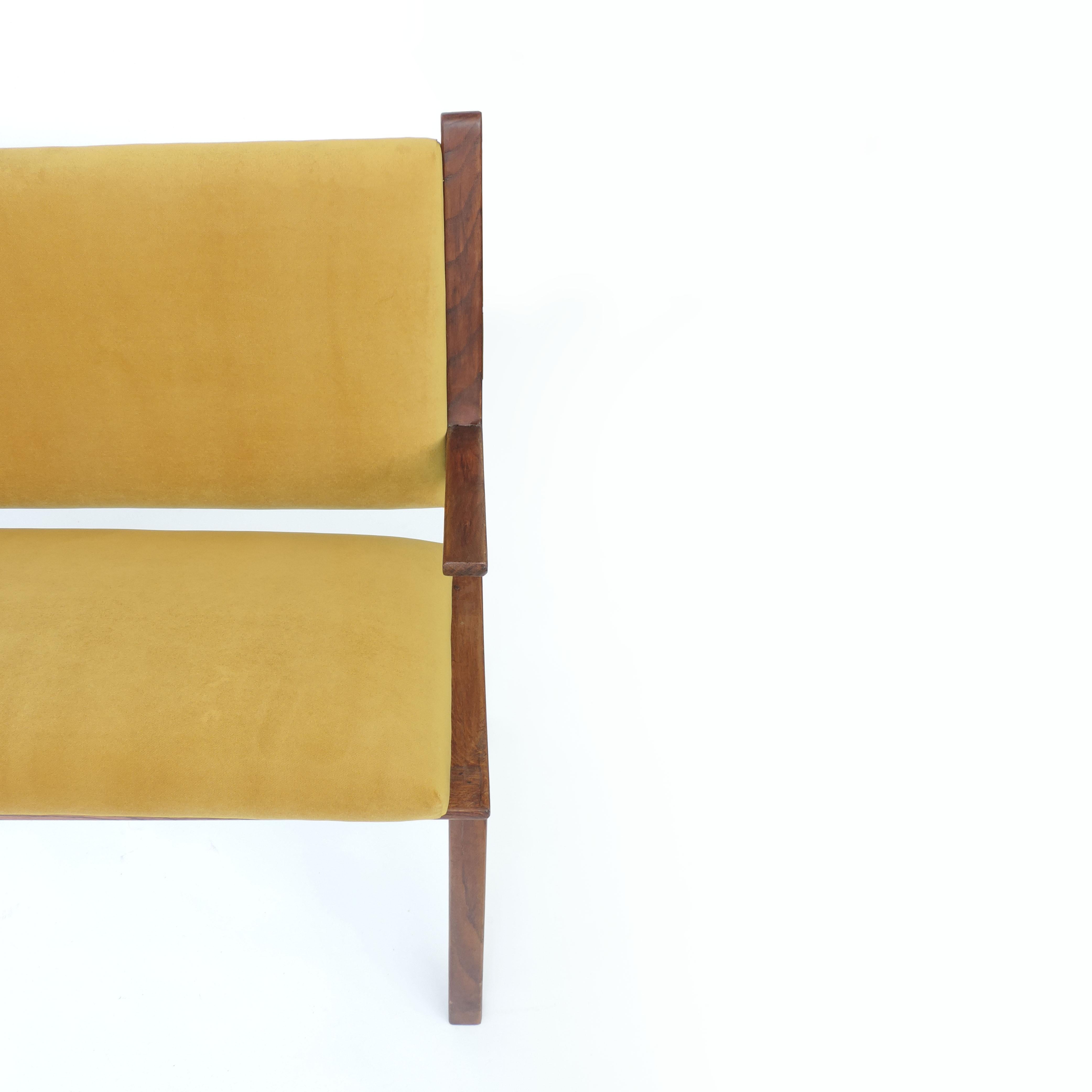 Italian 1940s Bench in Wood and Yellow Velvet Upholstery In Good Condition For Sale In Milan, IT