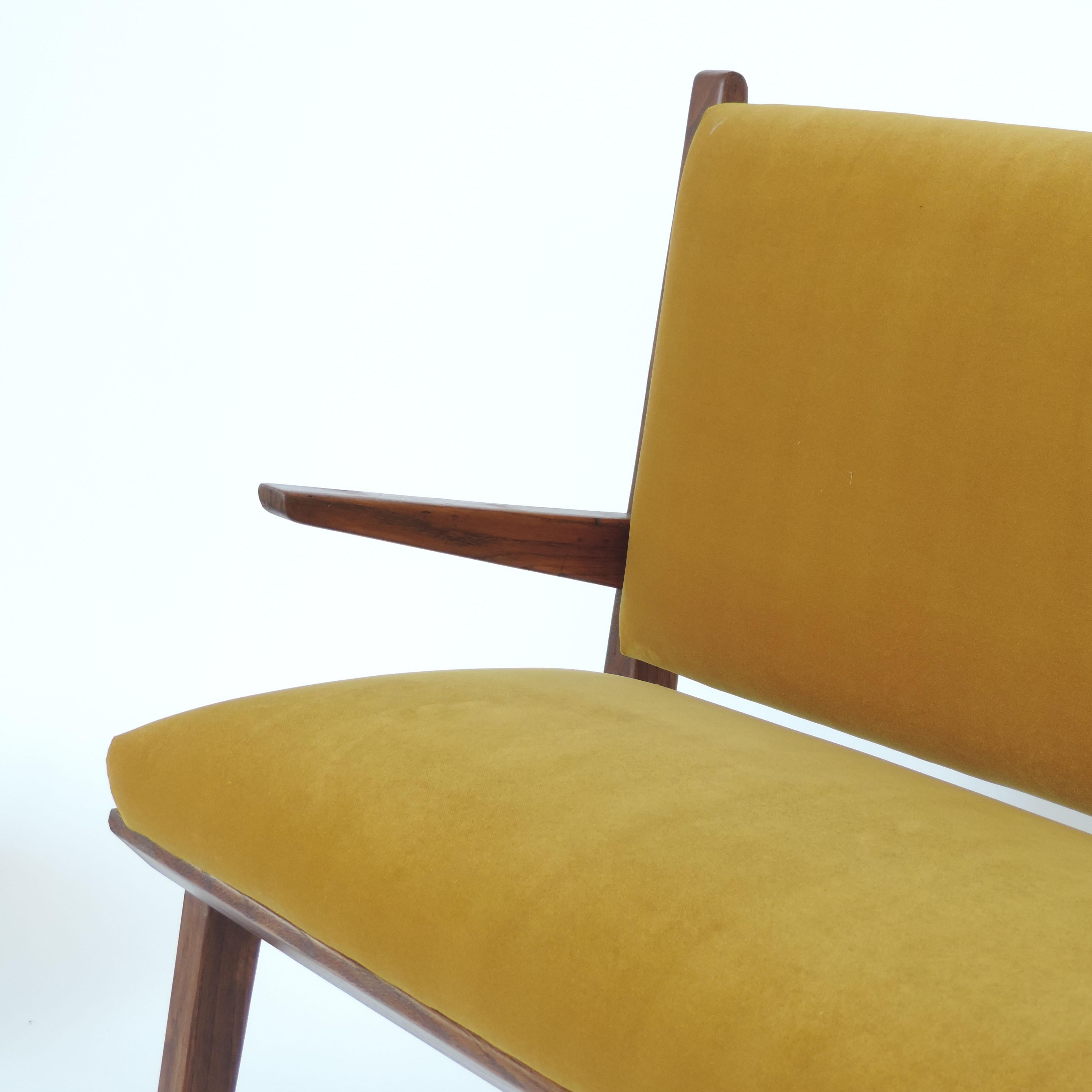 Italian 1940s Bench in Wood and Yellow Velvet Upholstery For Sale 2