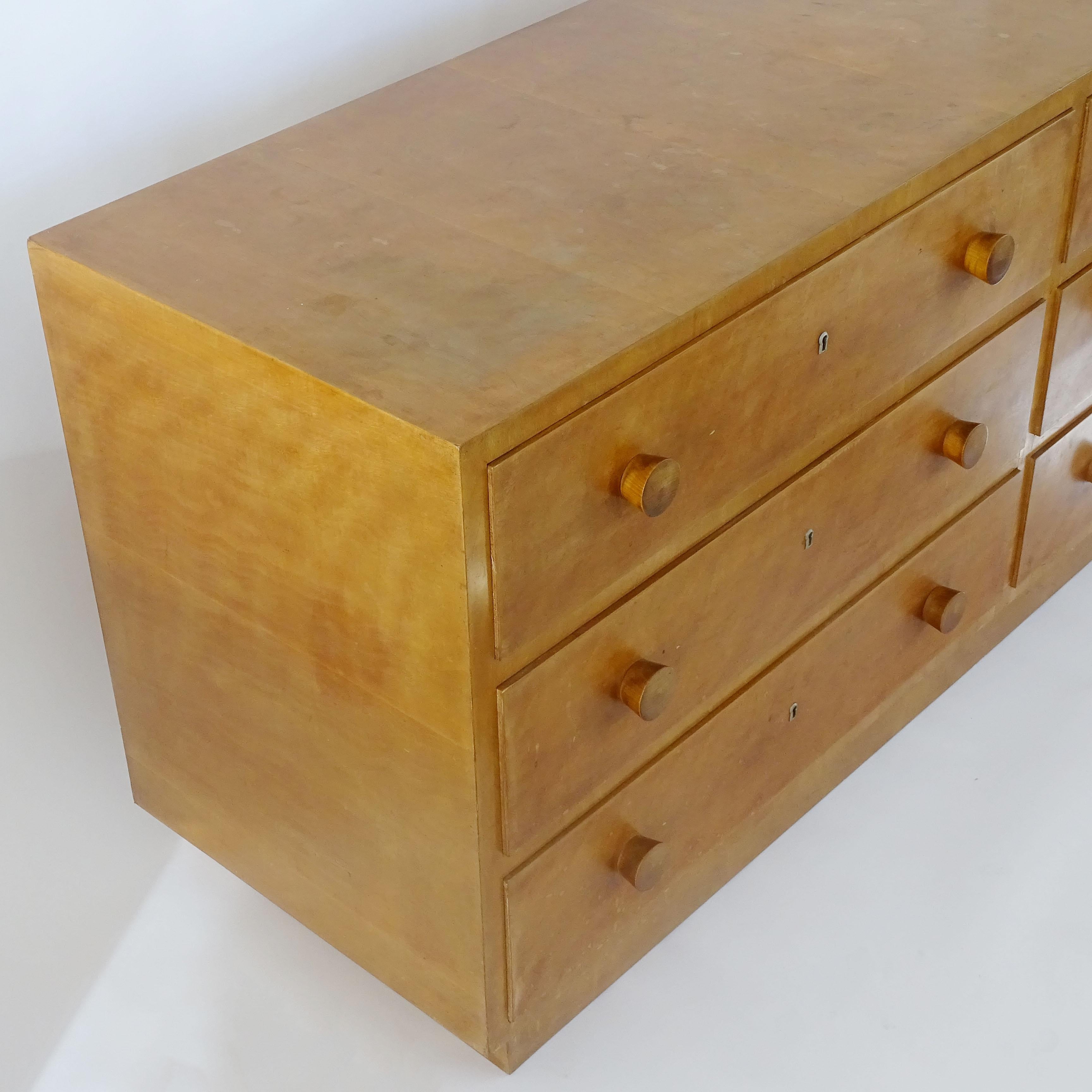 Mid-Century moderno Credenza italiana degli anni '40 a sei cassetti in legno chiaro. in vendita