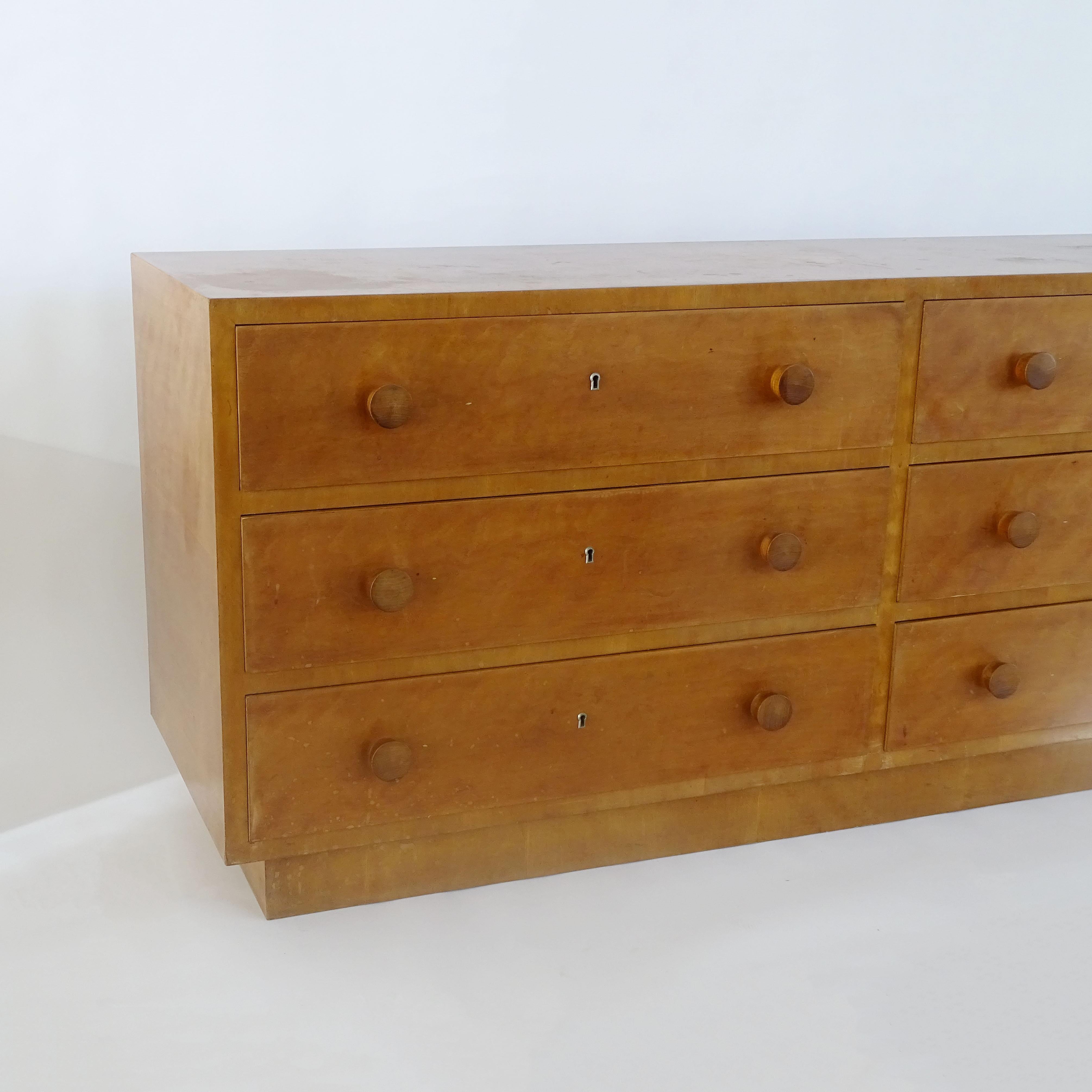 Italiano Credenza italiana degli anni '40 a sei cassetti in legno chiaro. in vendita