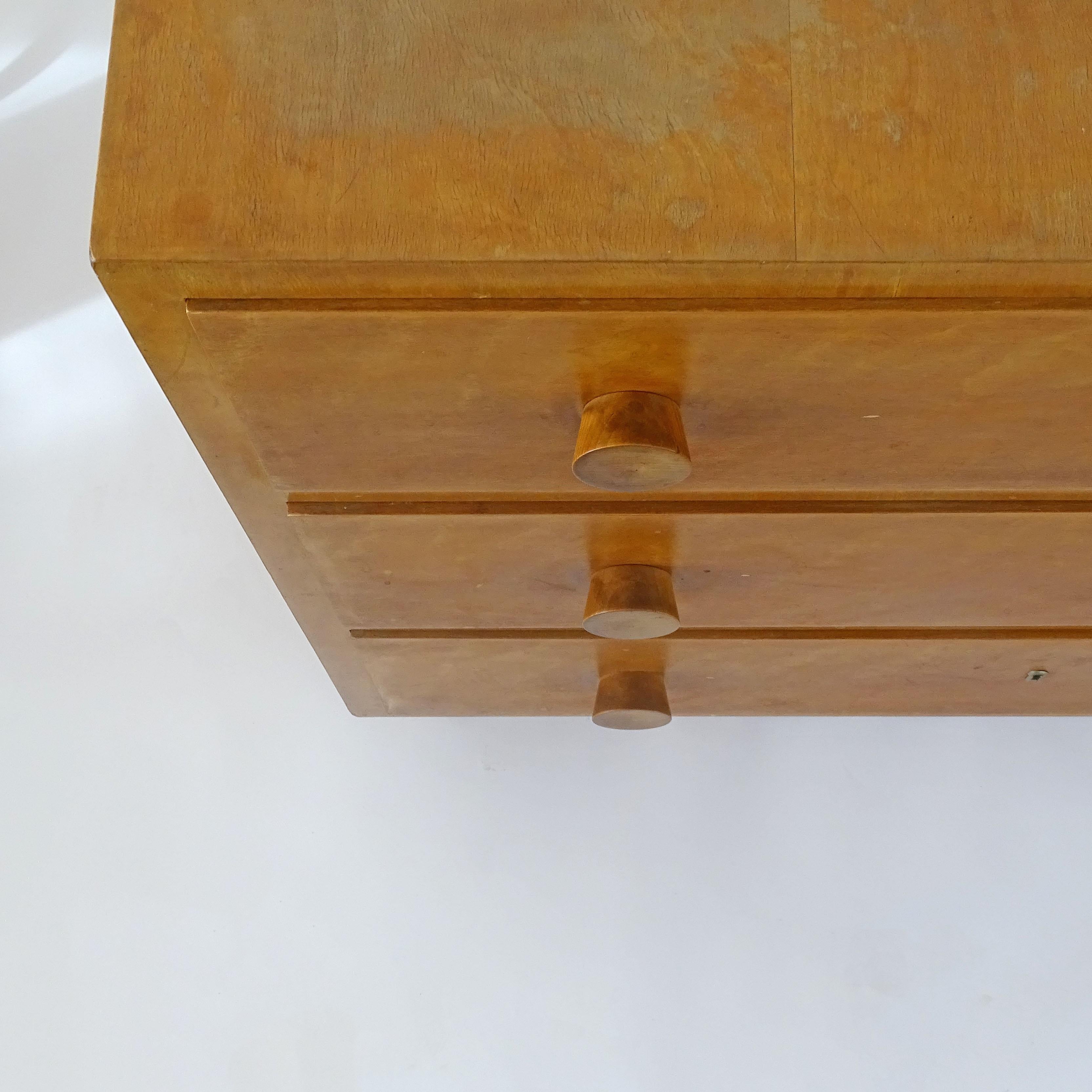 Credenza italiana degli anni '40 a sei cassetti in legno chiaro. In condizioni buone in vendita a Milan, IT