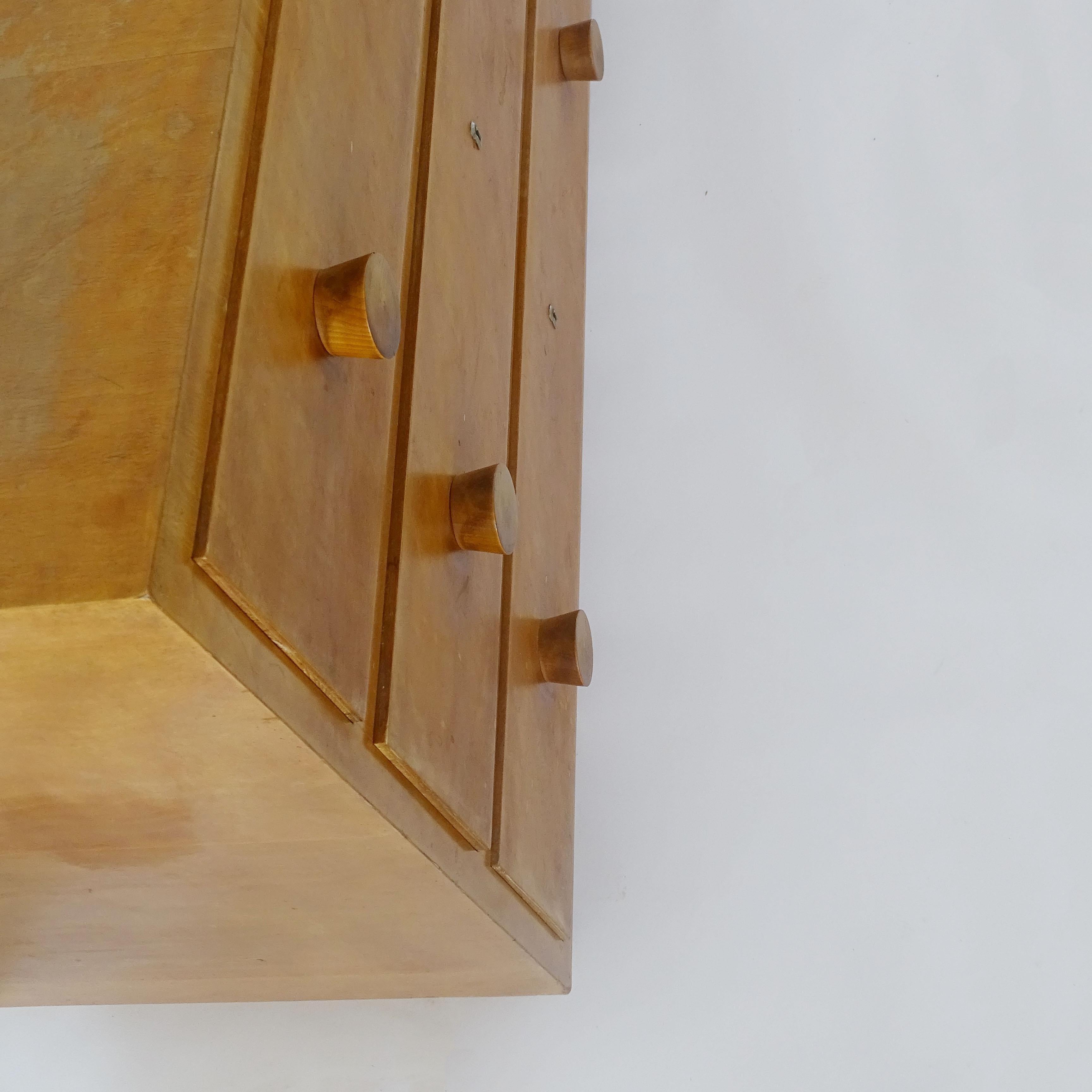 Metà XX secolo Credenza italiana degli anni '40 a sei cassetti in legno chiaro. in vendita
