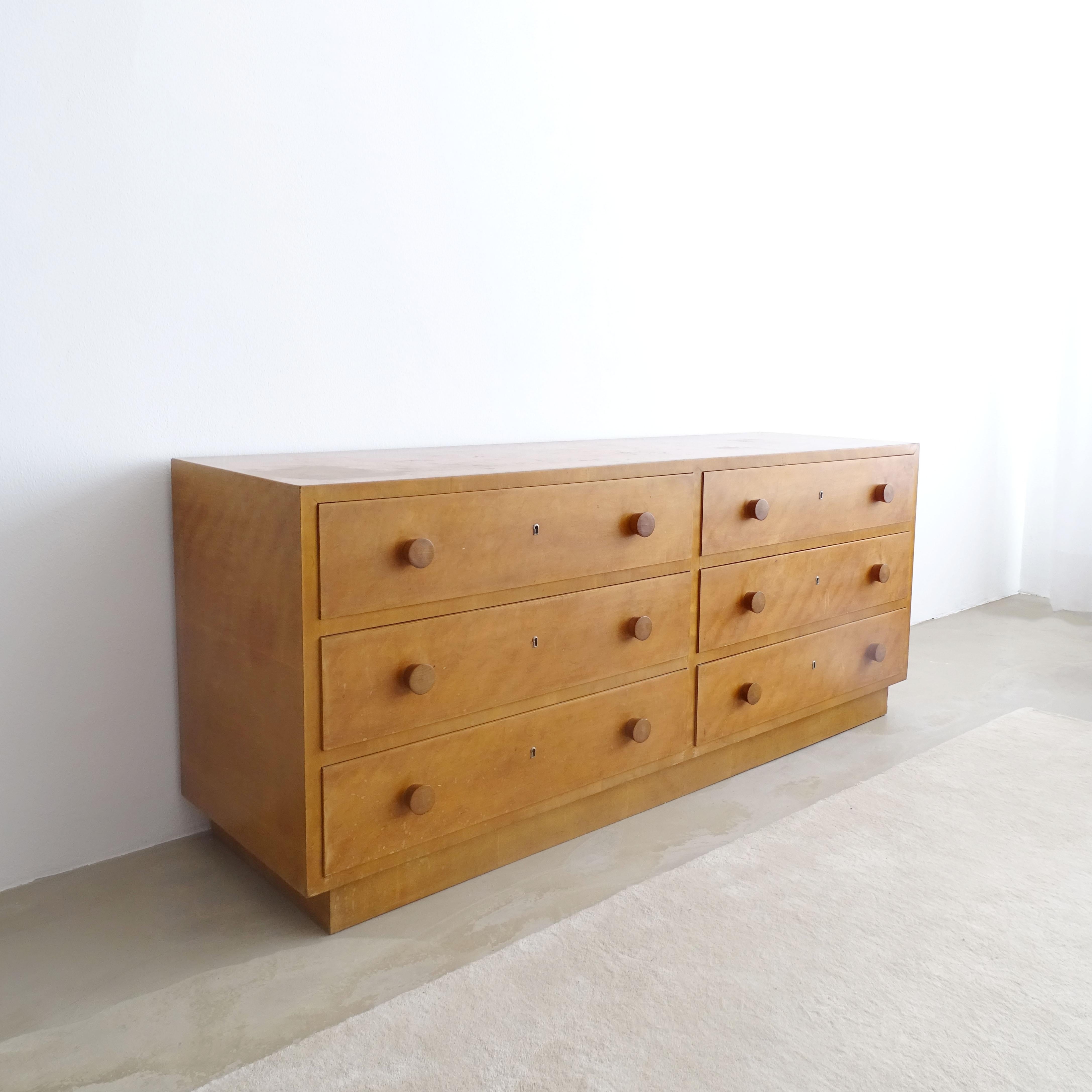 Legno Credenza italiana degli anni '40 a sei cassetti in legno chiaro. in vendita