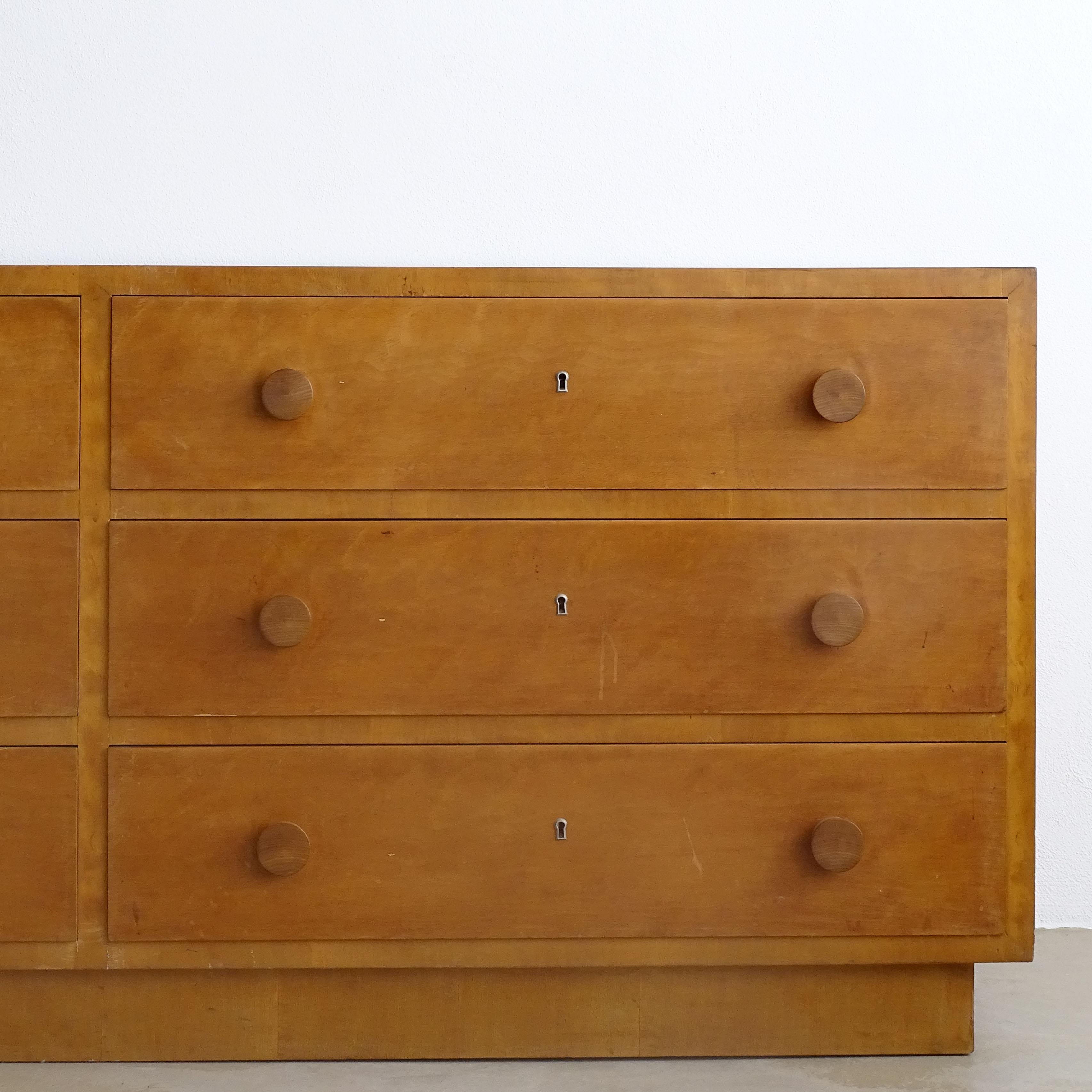 Credenza italiana degli anni '40 a sei cassetti in legno chiaro. in vendita 2