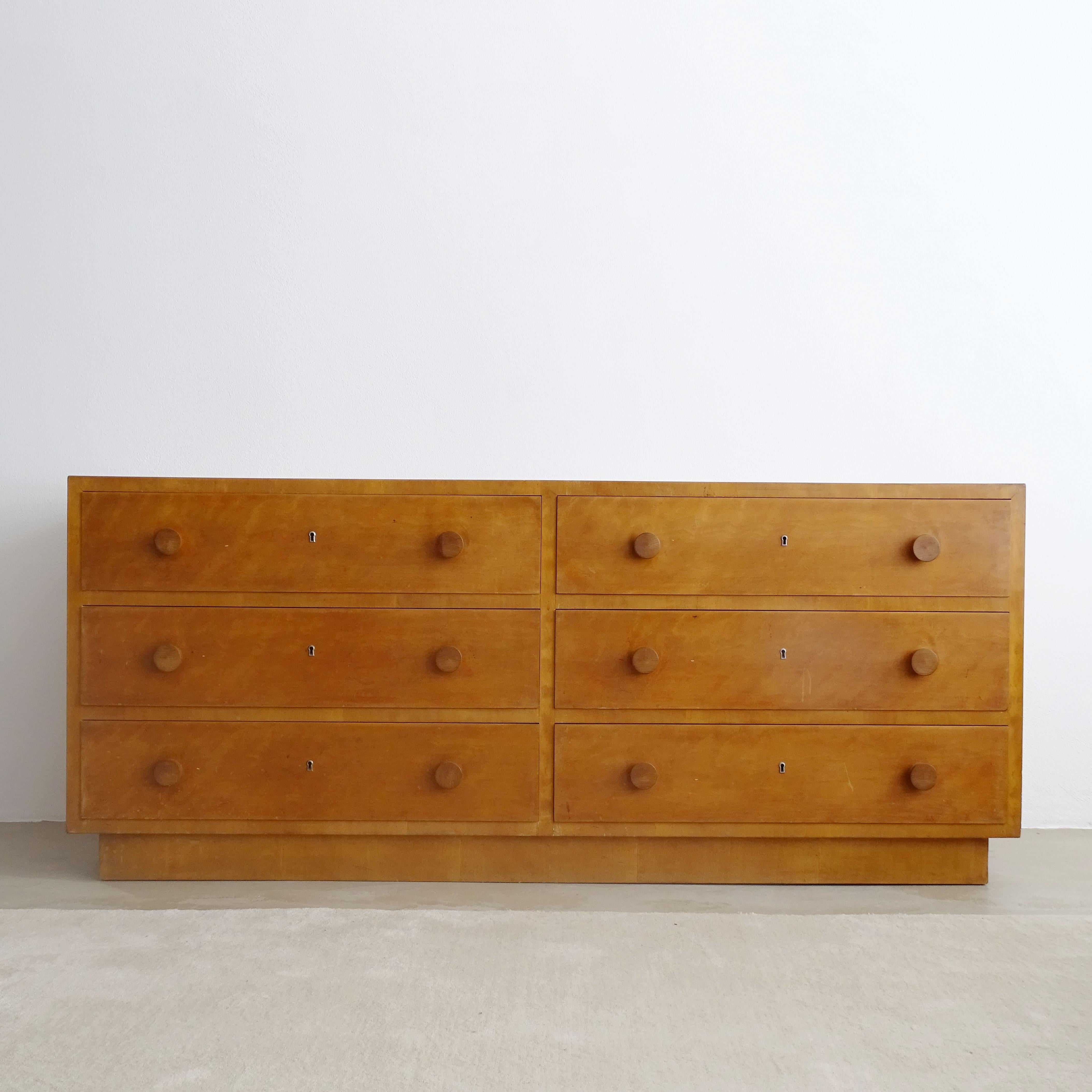Credenza italiana degli anni '40 a sei cassetti in legno chiaro. in vendita 3