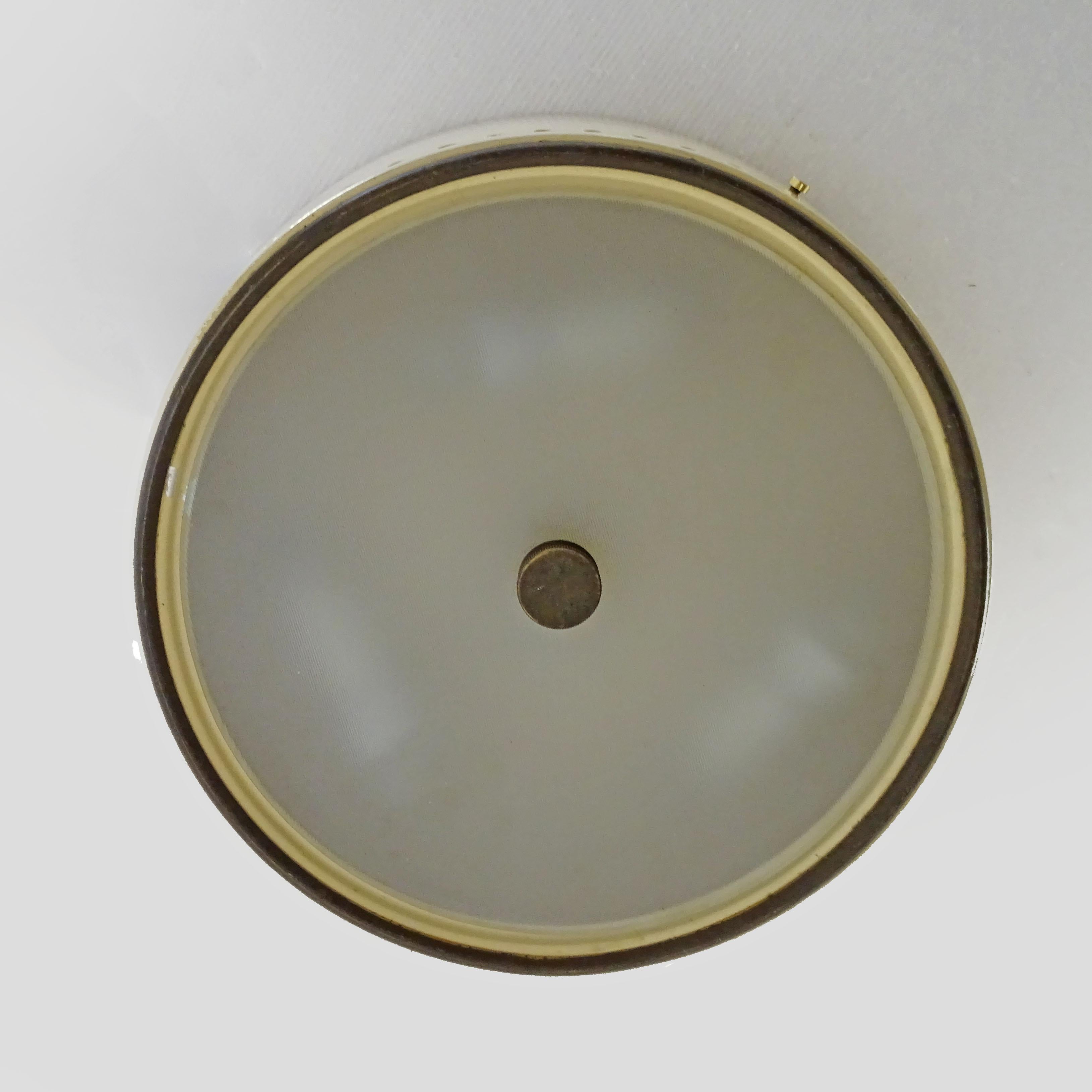 Italian 1940s Brass and Cream Colored Flush Mount Ceiling Lamp In Good Condition For Sale In Milan, IT