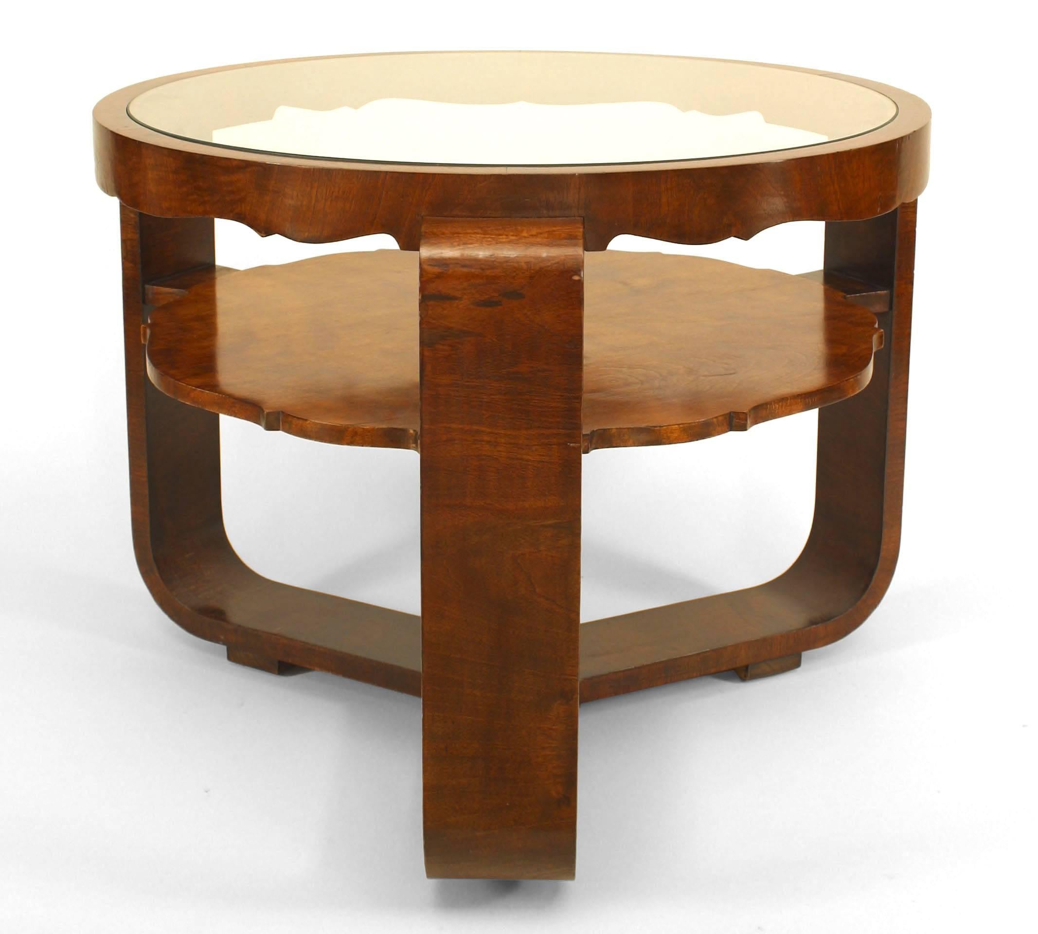 Table basse ronde italienne du milieu du siècle (années 1940) en ronce de noyer avec un plateau en verre, un tablier et une étagère festonnés, et trois pieds se rejoignant pour former une base à brancards.
