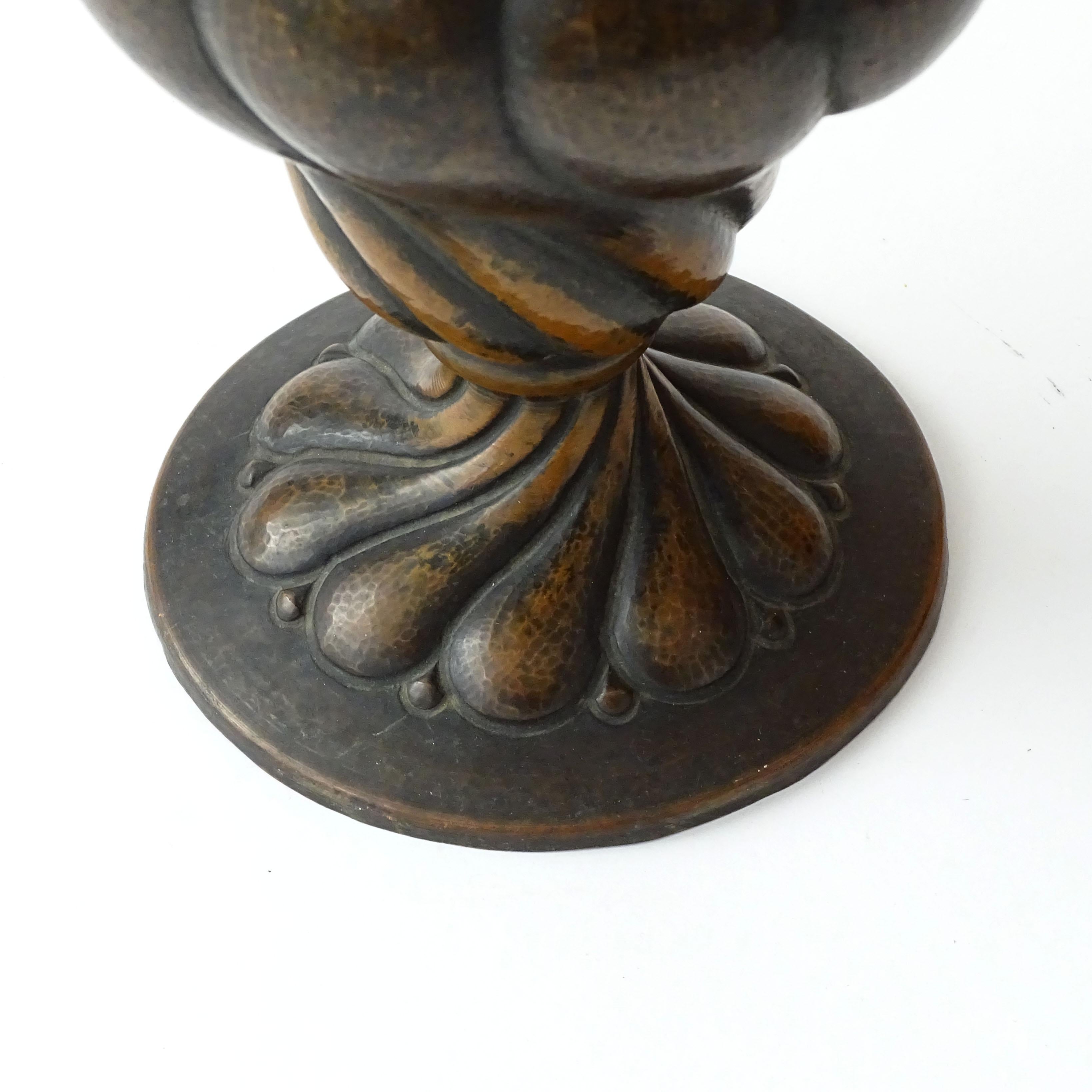Italian 1940s Classical Twirl Copper Vase In Good Condition For Sale In Milan, IT