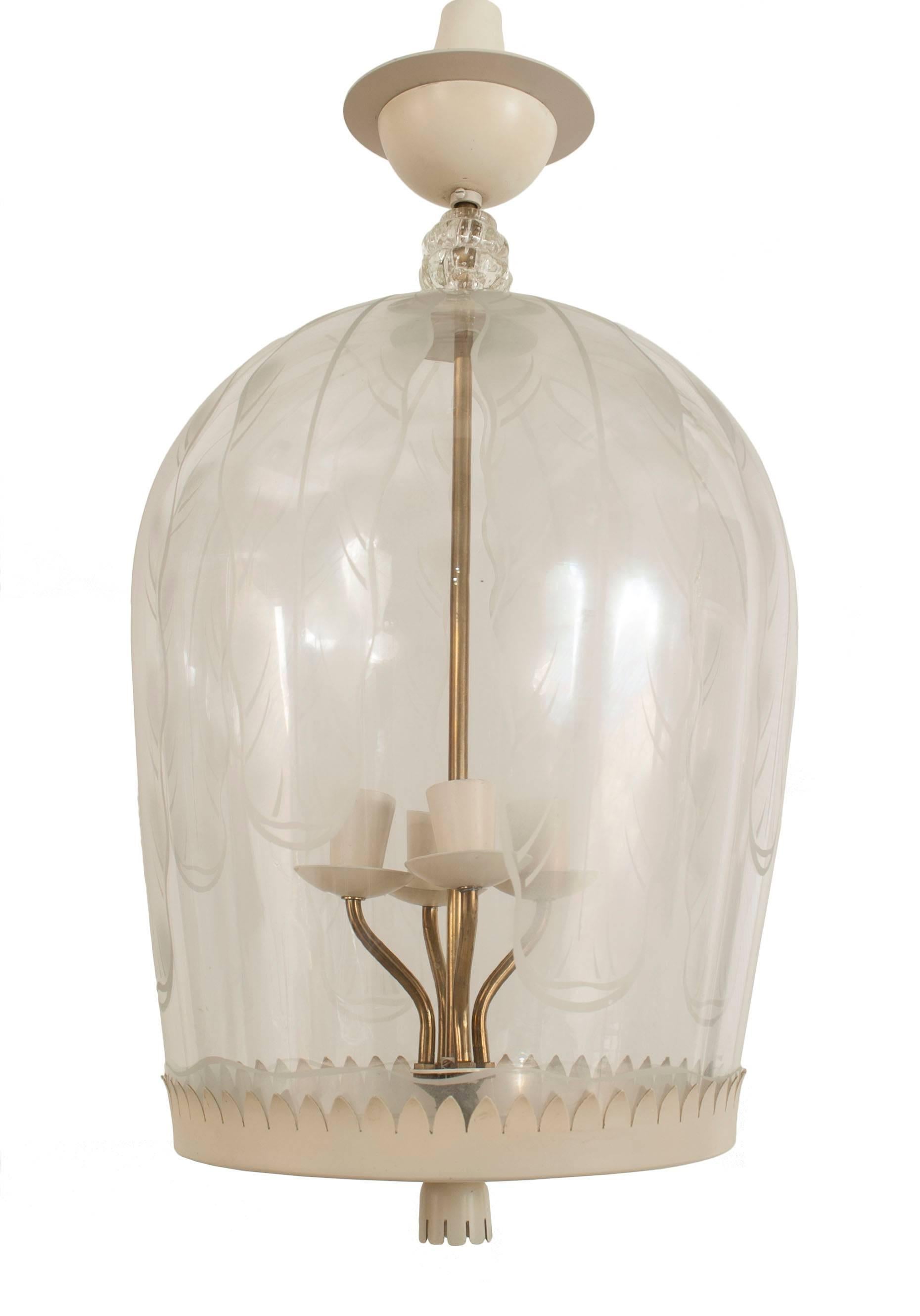 Lanterne italienne des années 1940 en forme de dôme en verre clair avec un motif gravé de feuilles et un fond peint et festonné en métal blanc avec un fleuron.
