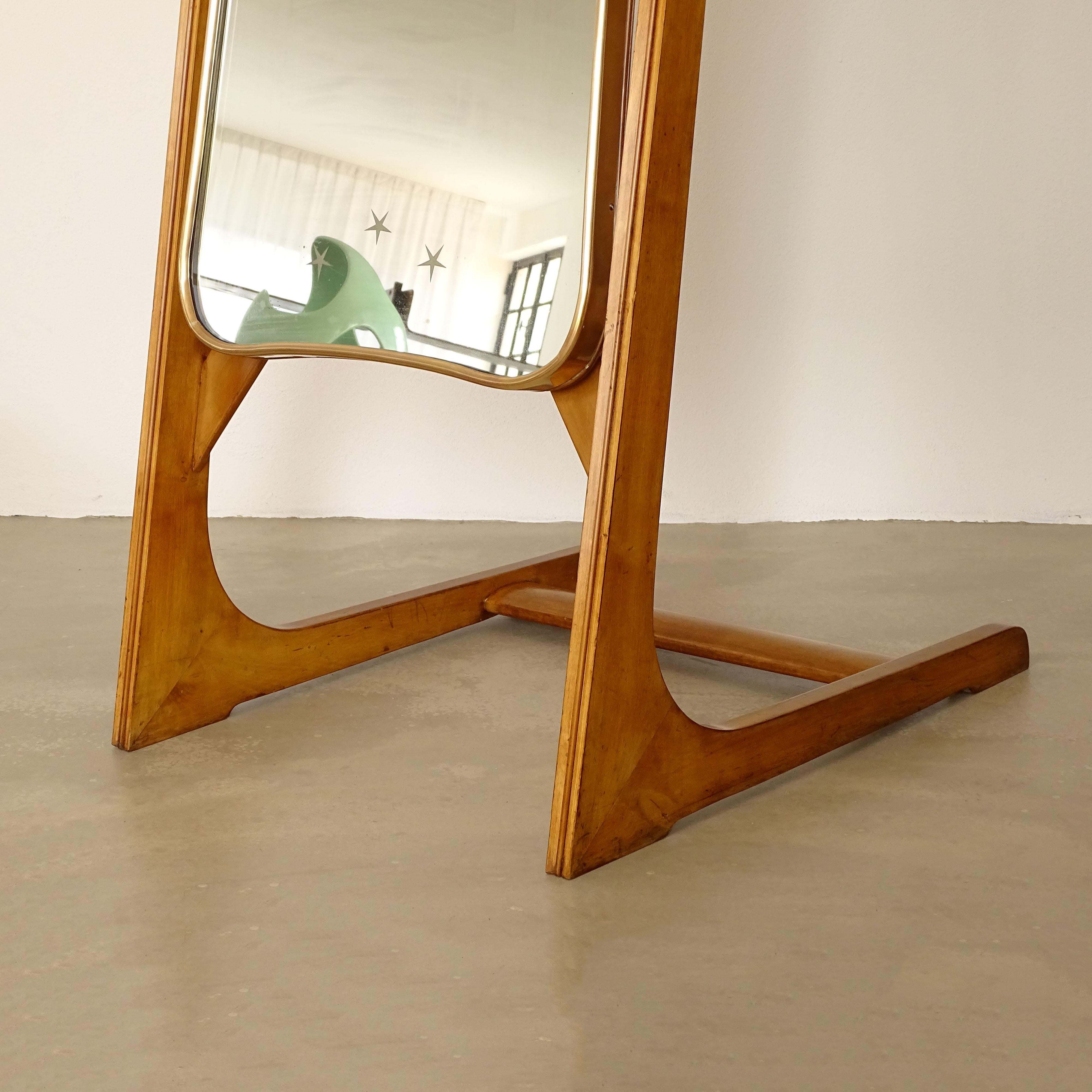 Miroir de sol italien des années 1940 dans un cadre en bois et en laiton magnifiquement travaillé. en vente 3