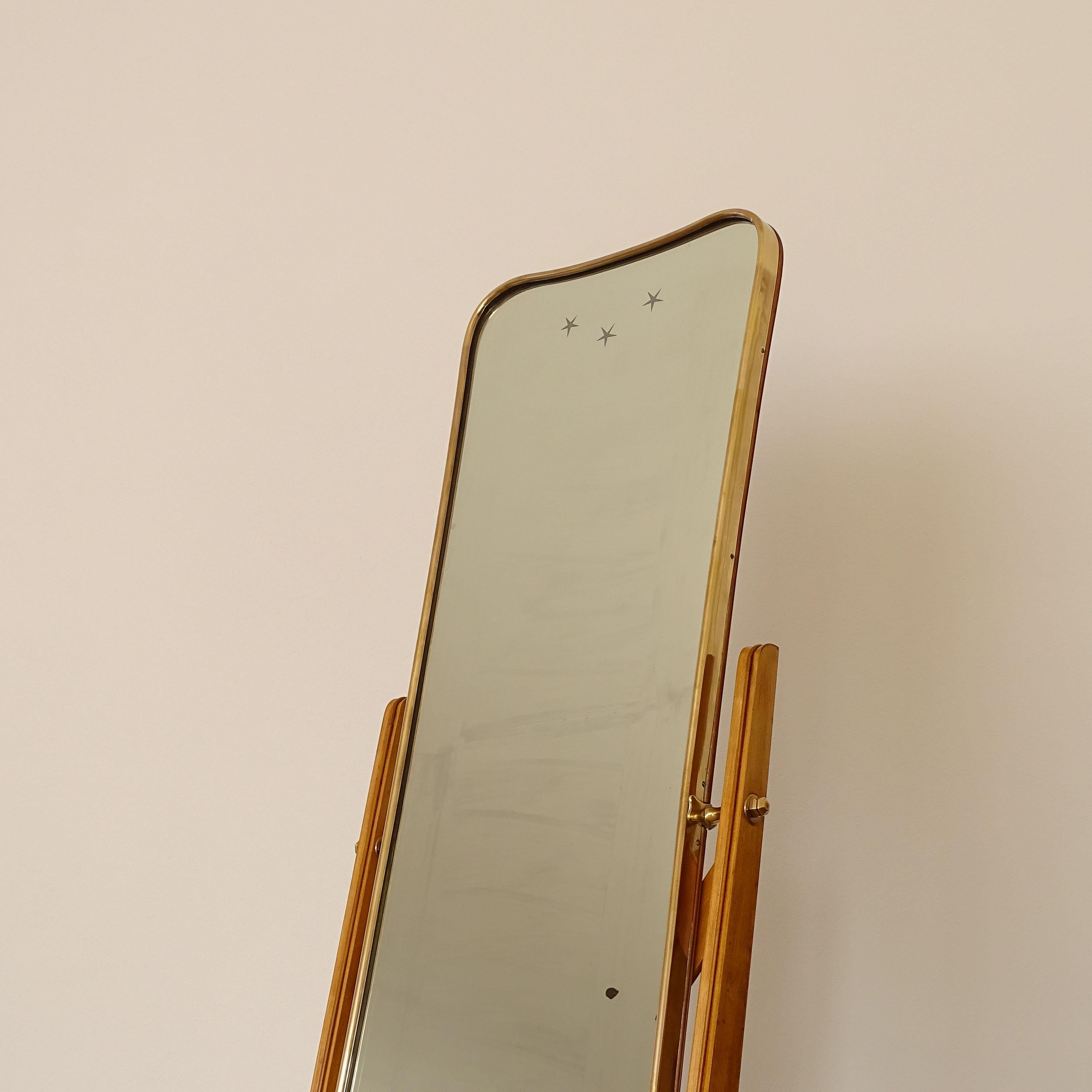 Miroir de sol italien des années 1940 dans un cadre en bois et en laiton magnifiquement travaillé. en vente 4