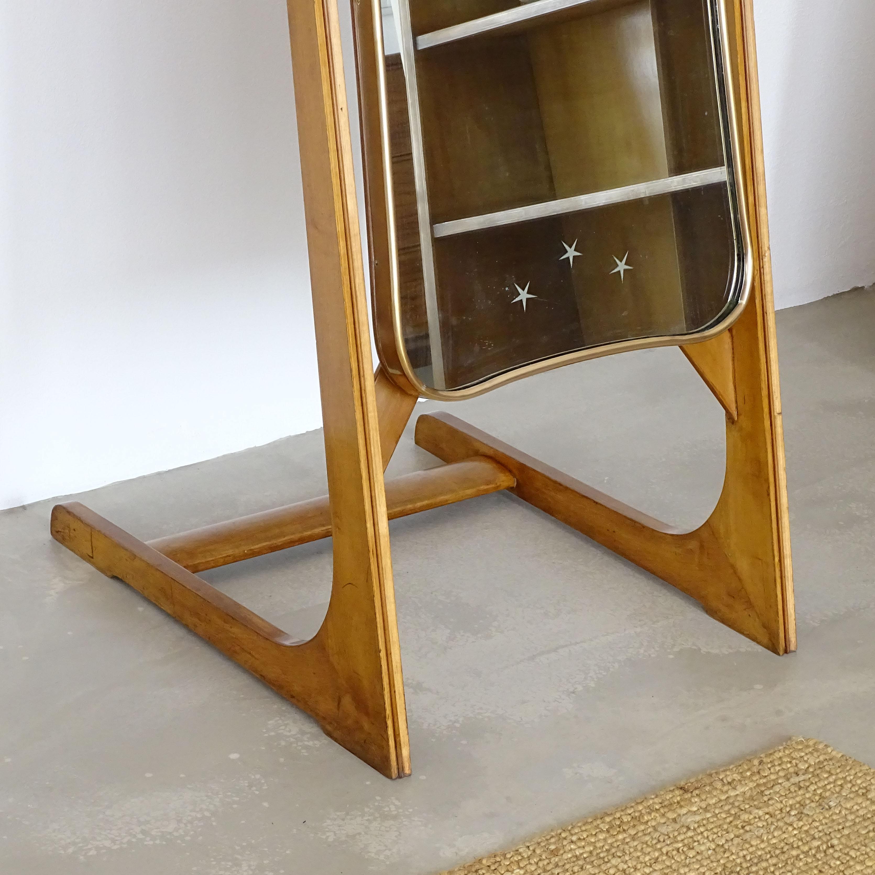 Miroir de sol italien des années 1940 dans un cadre en bois et en laiton magnifiquement travaillé. 
Le miroir comporte trois étoiles gravées en haut et en bas.
Une pièce unique !