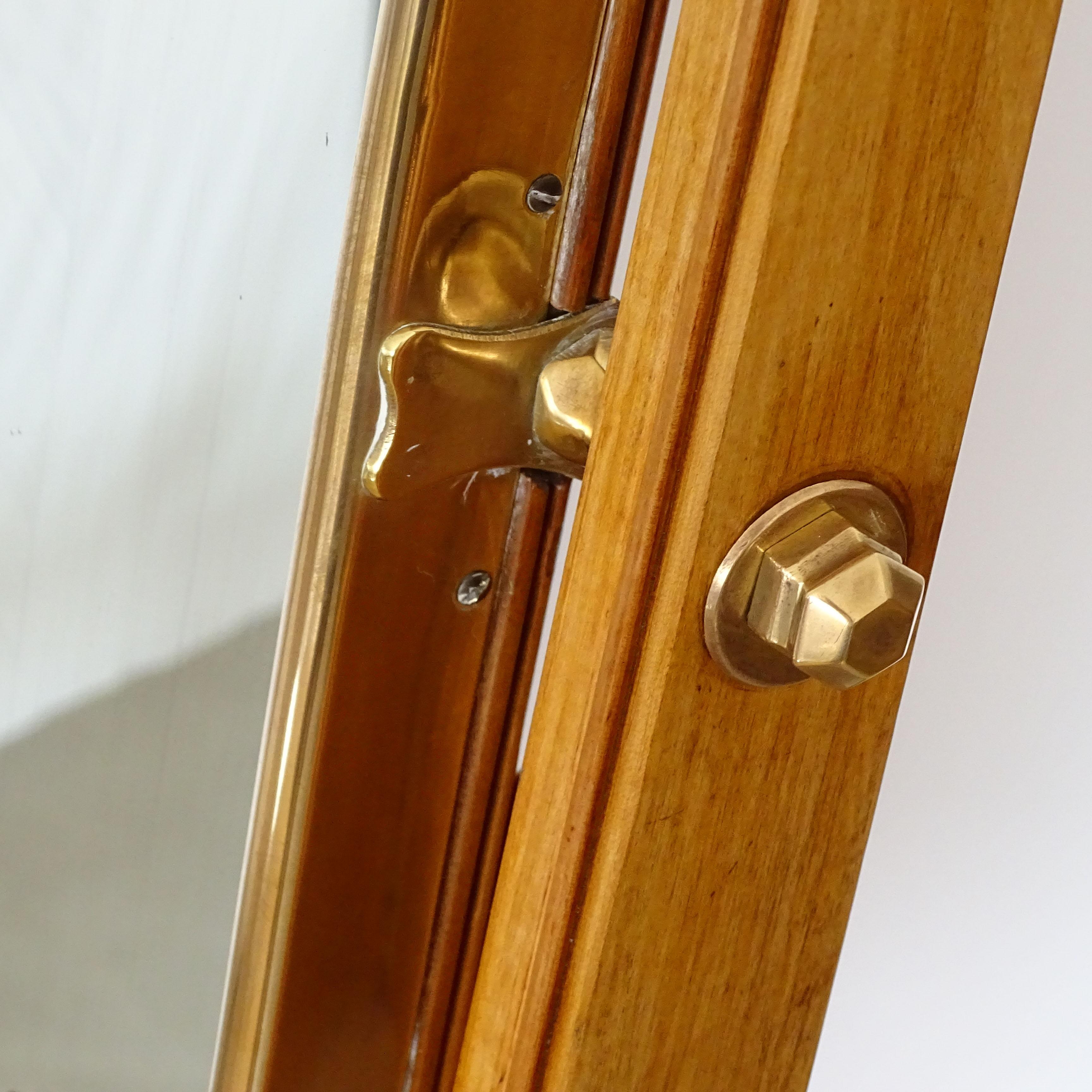 Mid-Century Modern Miroir de sol italien des années 1940 dans un cadre en bois et en laiton magnifiquement travaillé. en vente