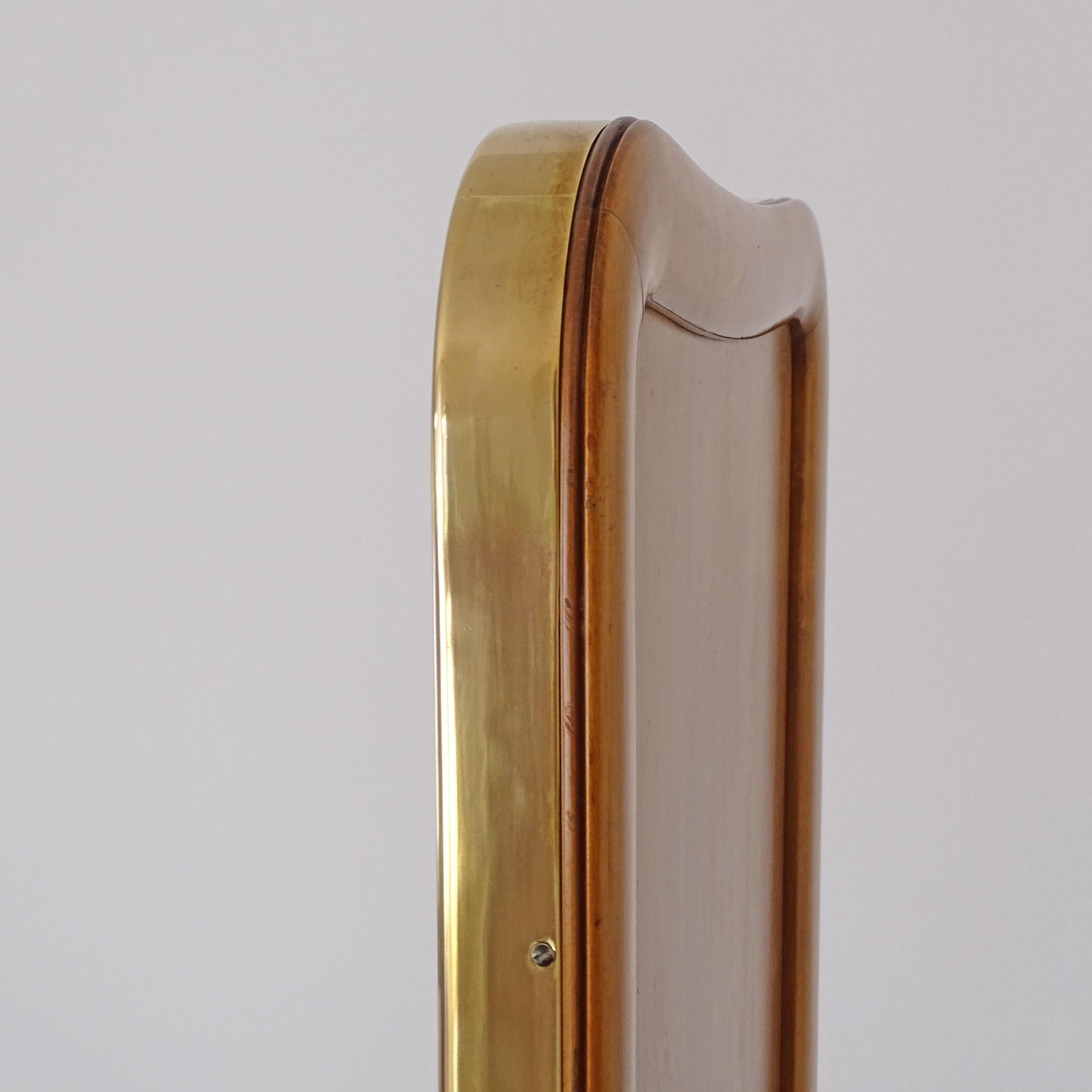 Buriné Miroir de sol italien des années 1940 dans un cadre en bois et en laiton magnifiquement travaillé. en vente