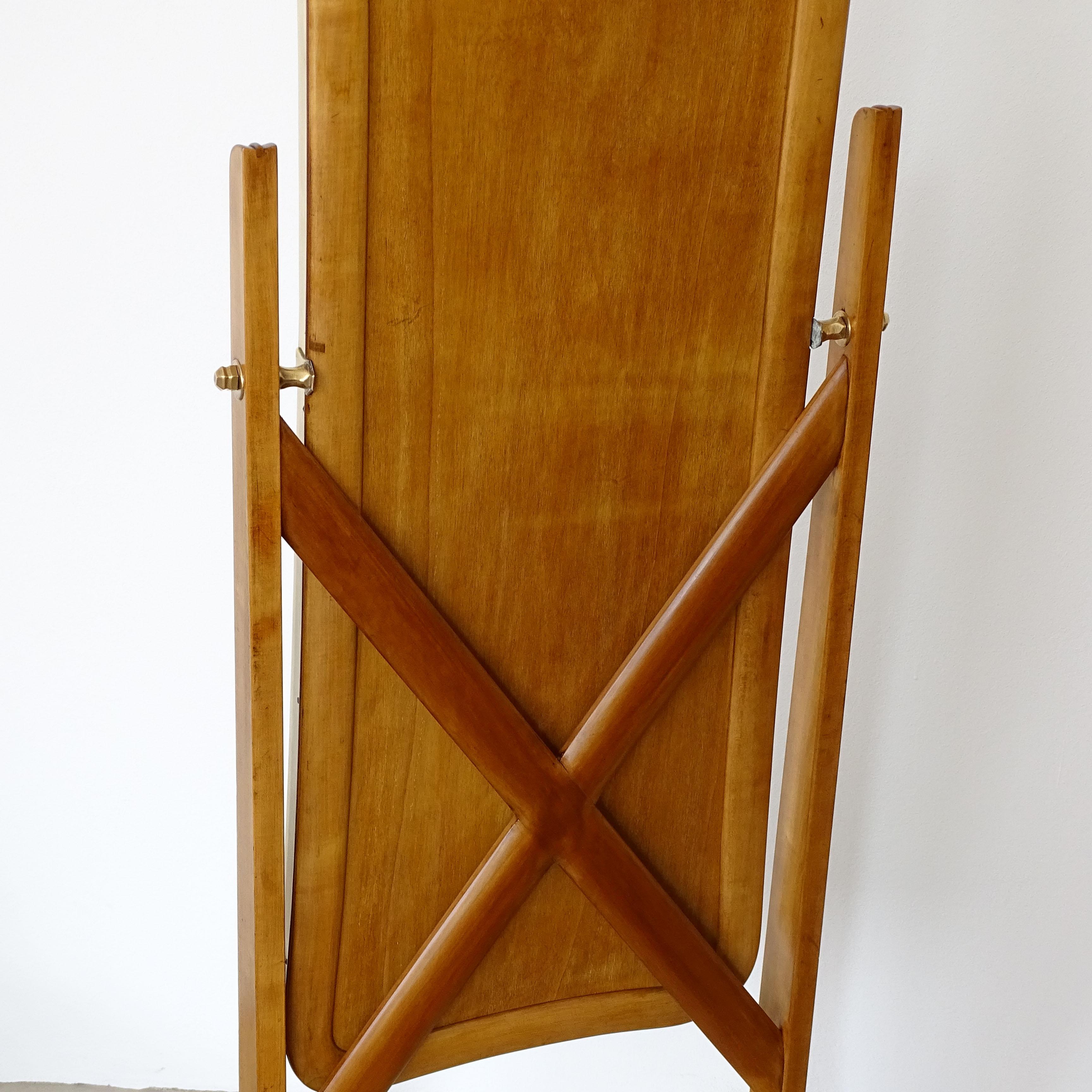 Miroir de sol italien des années 1940 dans un cadre en bois et en laiton magnifiquement travaillé. Bon état - En vente à Milan, IT