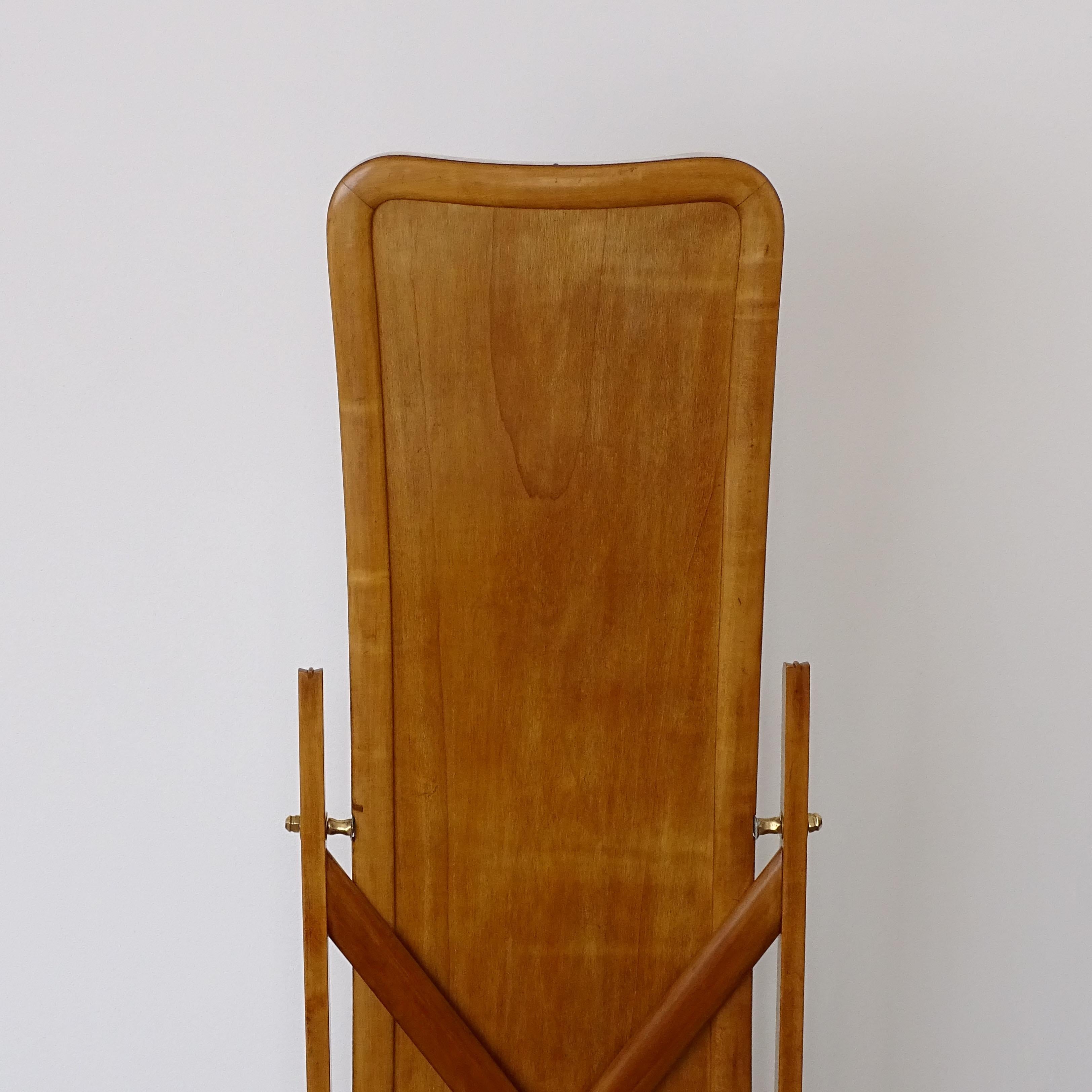 Laiton Miroir de sol italien des années 1940 dans un cadre en bois et en laiton magnifiquement travaillé. en vente