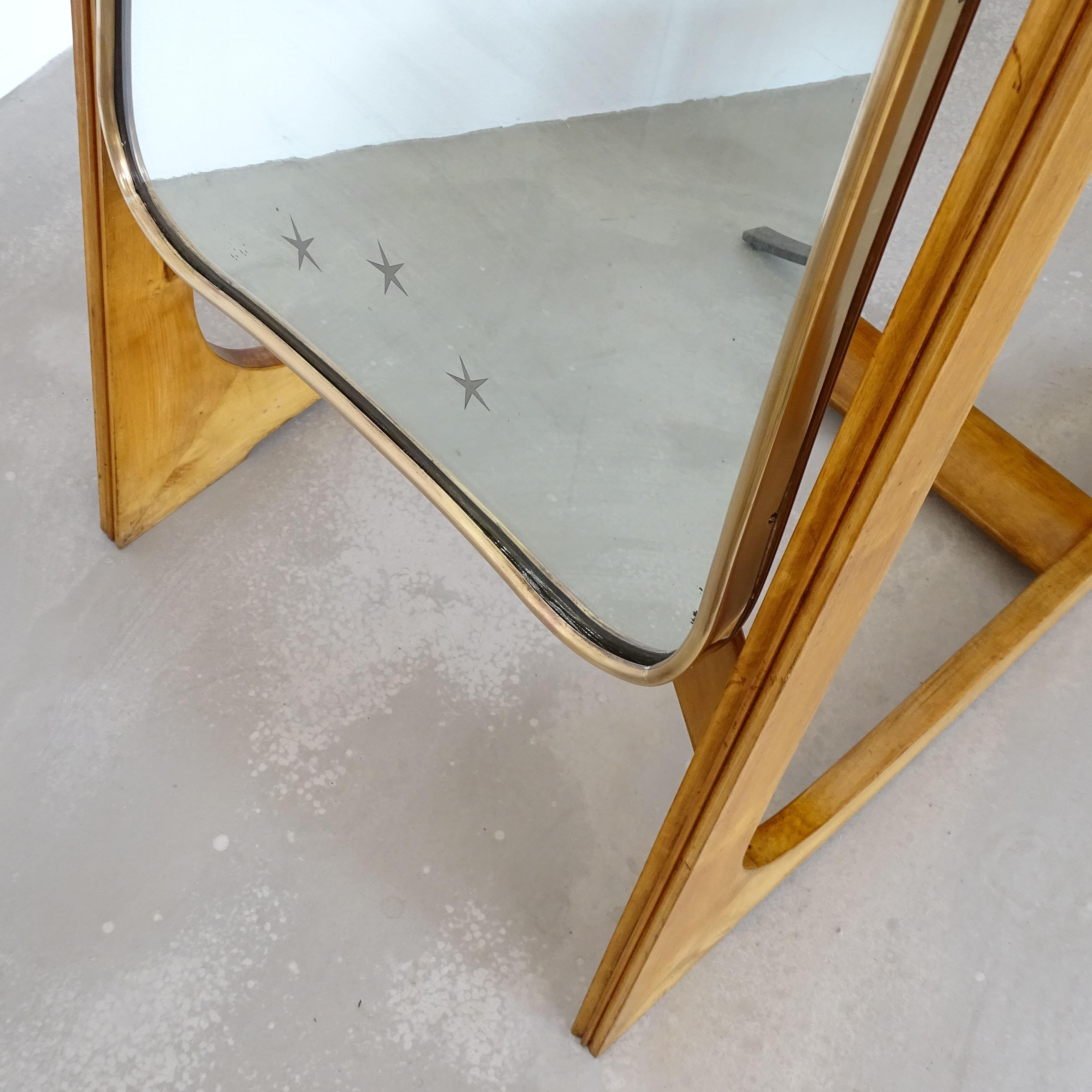 Miroir de sol italien des années 1940 dans un cadre en bois et en laiton magnifiquement travaillé. en vente 1