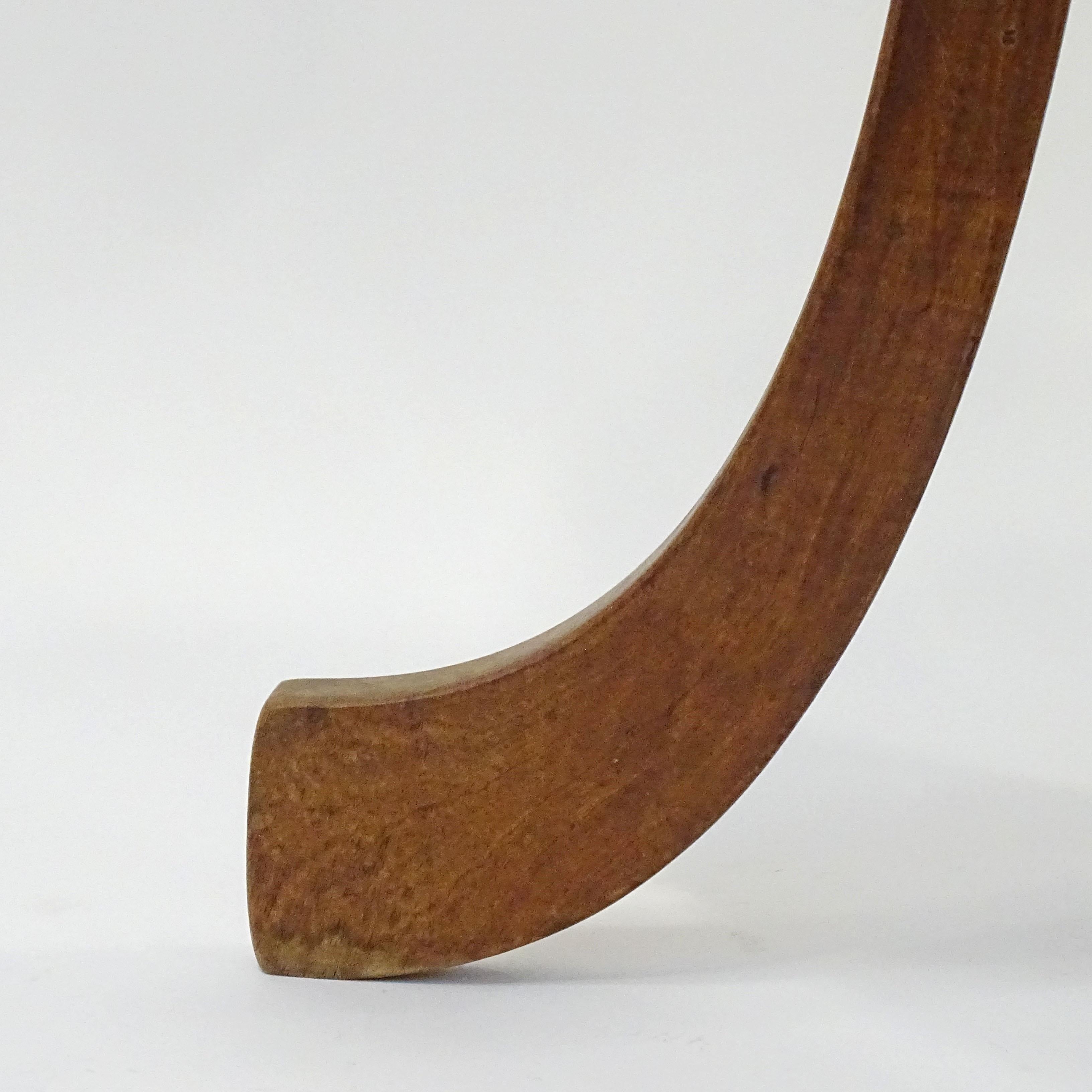 Italienisch 1940er Jahre Folk Art Wood Beistelltisch mit drei geschwungenen Beinen im Angebot 1