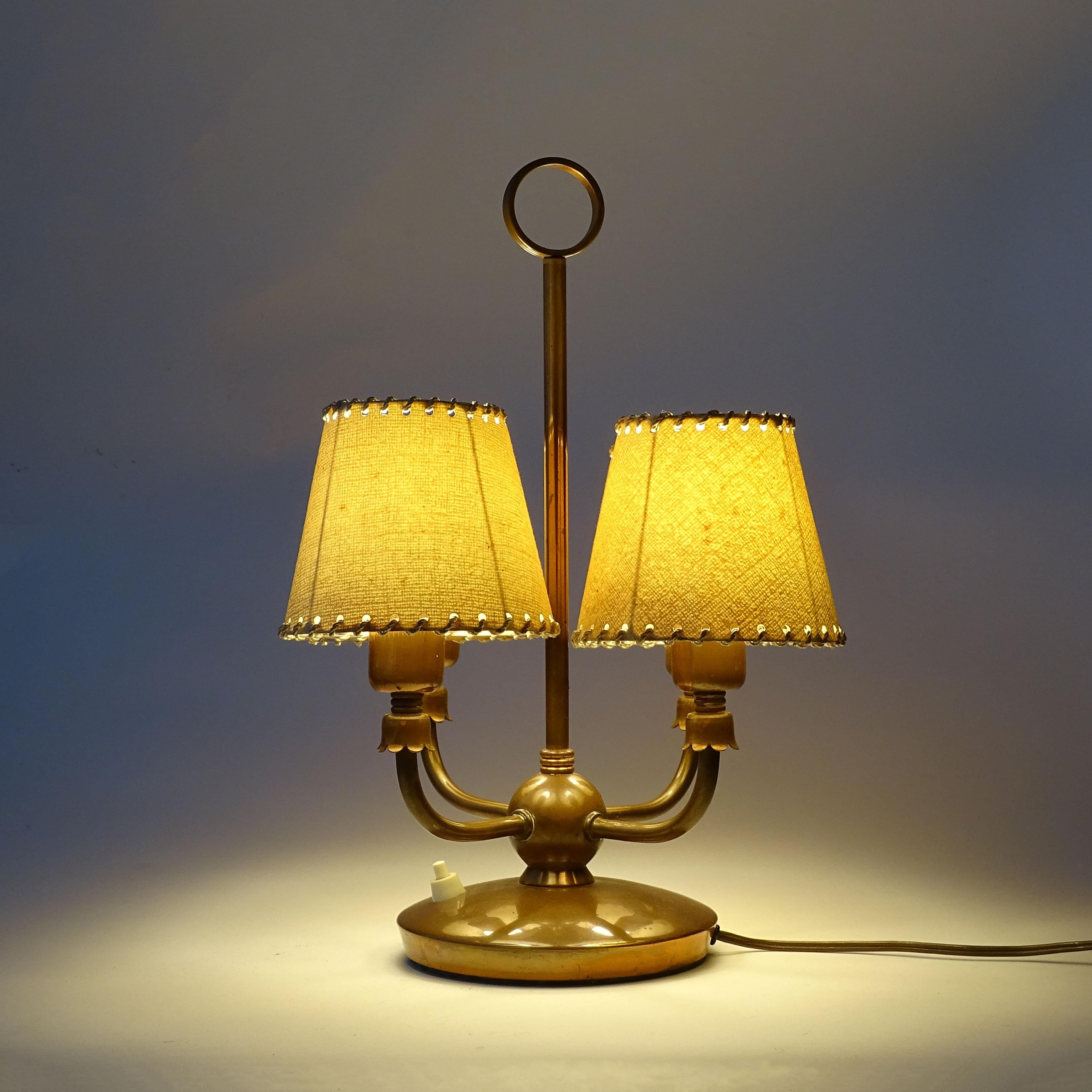 Prächtige italienische 1940er Vier Licht  Kupferne Tischlampe mit ihren originalen Papierlampenschirmen
Maße mit Schirmen 28,5 x H 37 cm.