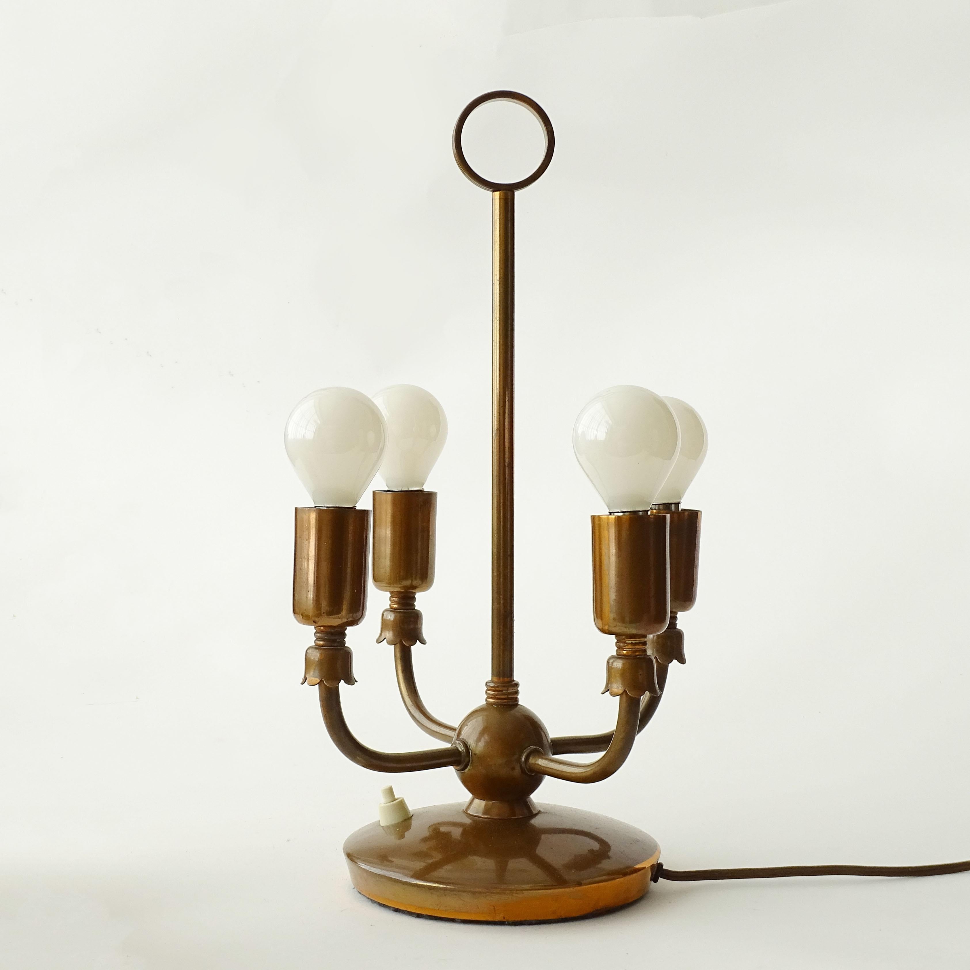 Italienische 1940er Vier Lights  Tischlampe aus Kupfer (Mitte des 20. Jahrhunderts) im Angebot