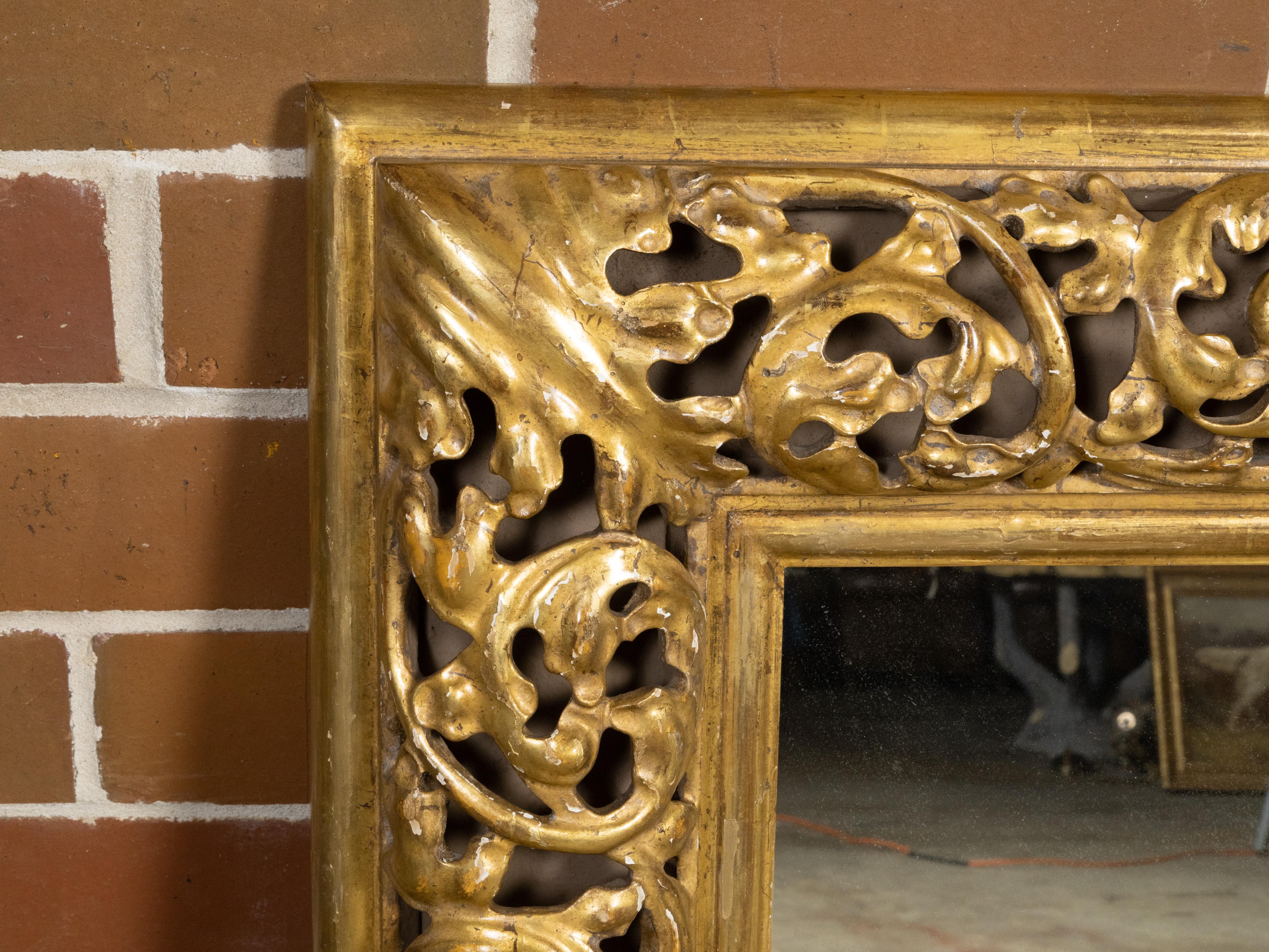 Italian 1940s Giltwood Mirror with Carved Scrolling Foliage and Acanthus Leaves In Good Condition For Sale In Atlanta, GA