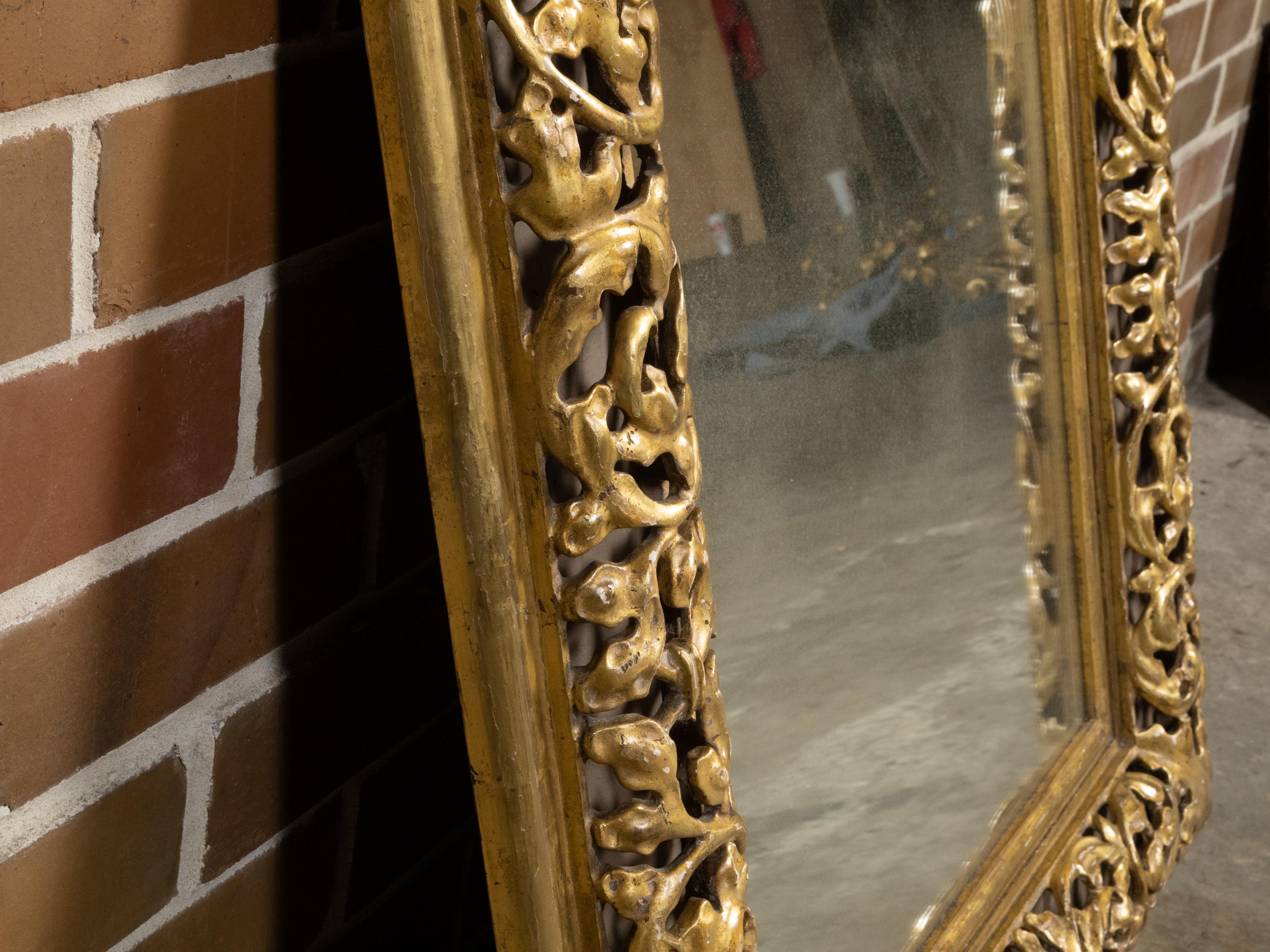 Italian 1940s Giltwood Mirror with Carved Scrolling Foliage and Acanthus Leaves For Sale 1