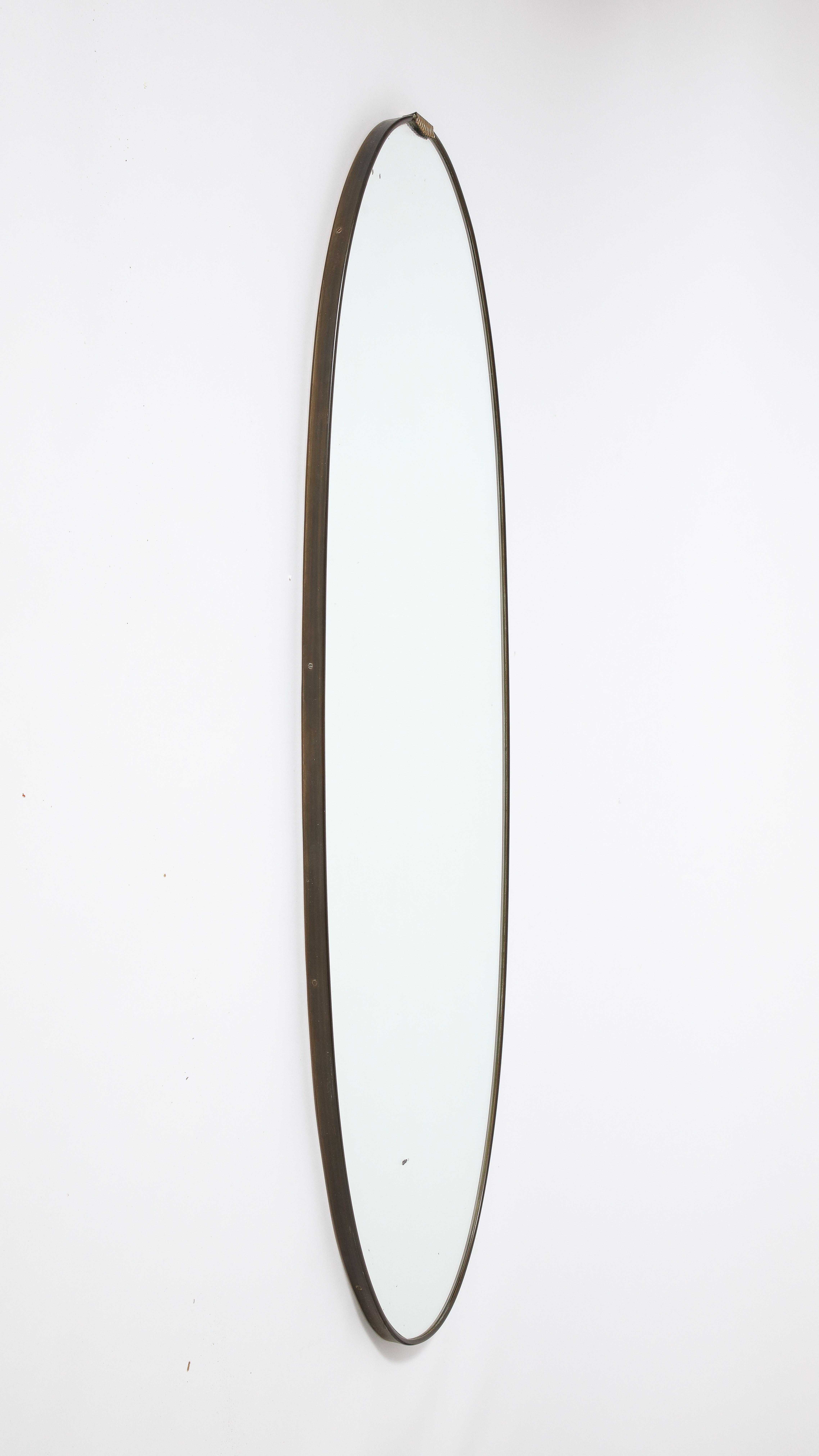 Specchio ovale a grande scala italiano del 1940 con decorazioni in ottone, circa 1940 in vendita 3
