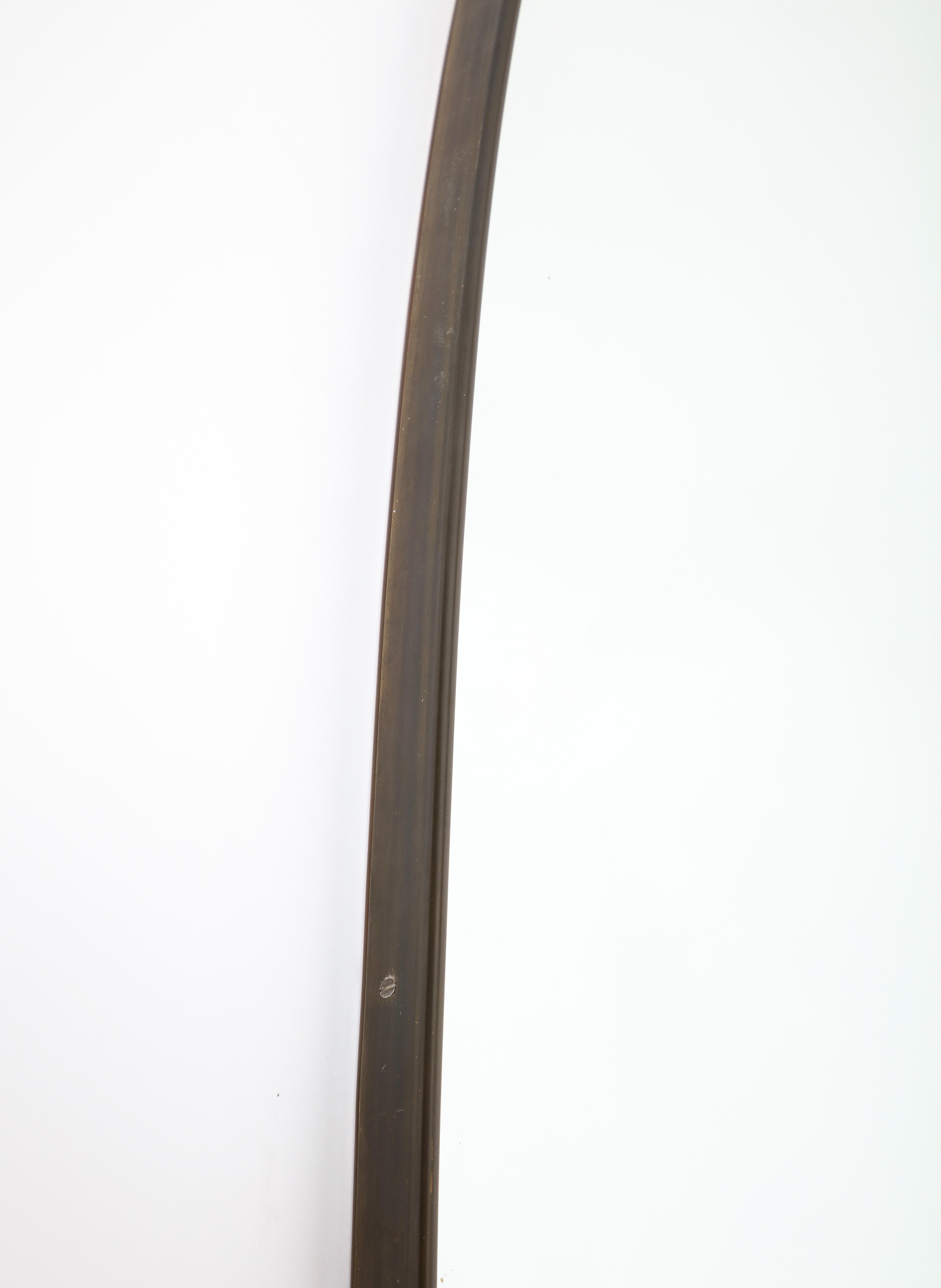 Italiano Specchio ovale a grande scala italiano del 1940 con decorazioni in ottone, circa 1940 in vendita