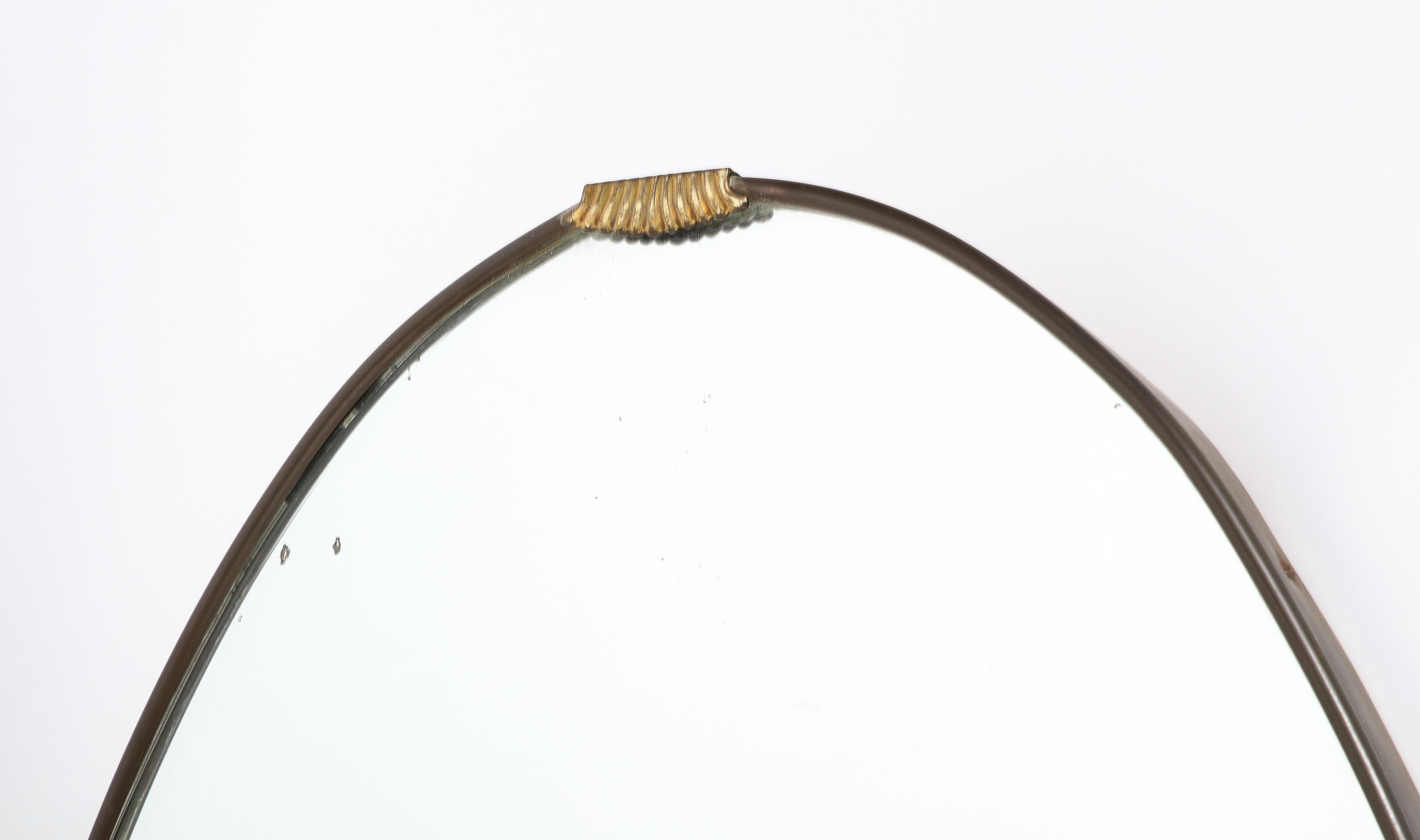 Specchio ovale a grande scala italiano del 1940 con decorazioni in ottone, circa 1940 In condizioni buone in vendita a New York, NY