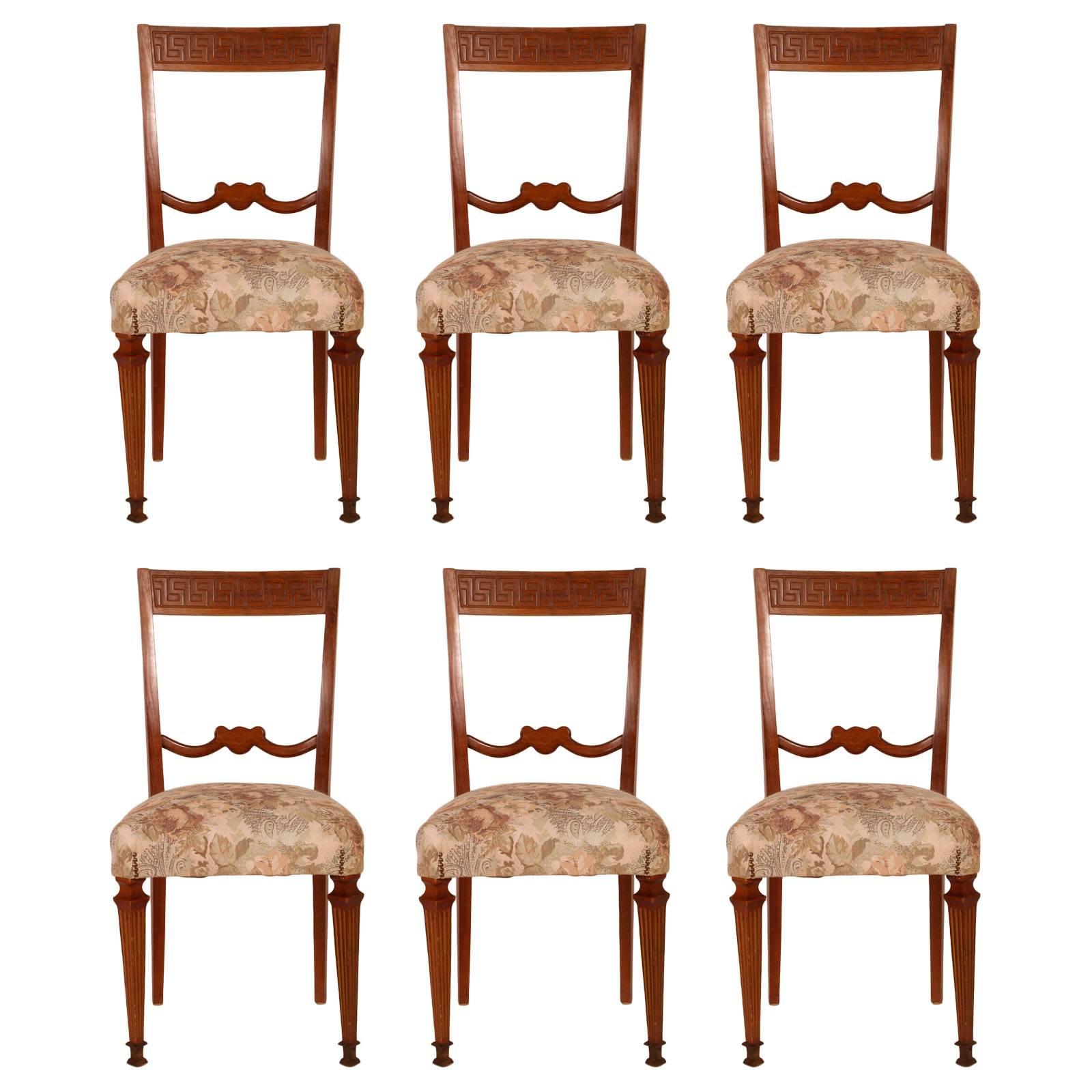 Six chaises néoclassiques italiennes des années 1940 en noyer blond attribuées à Paolo Buffa en vente