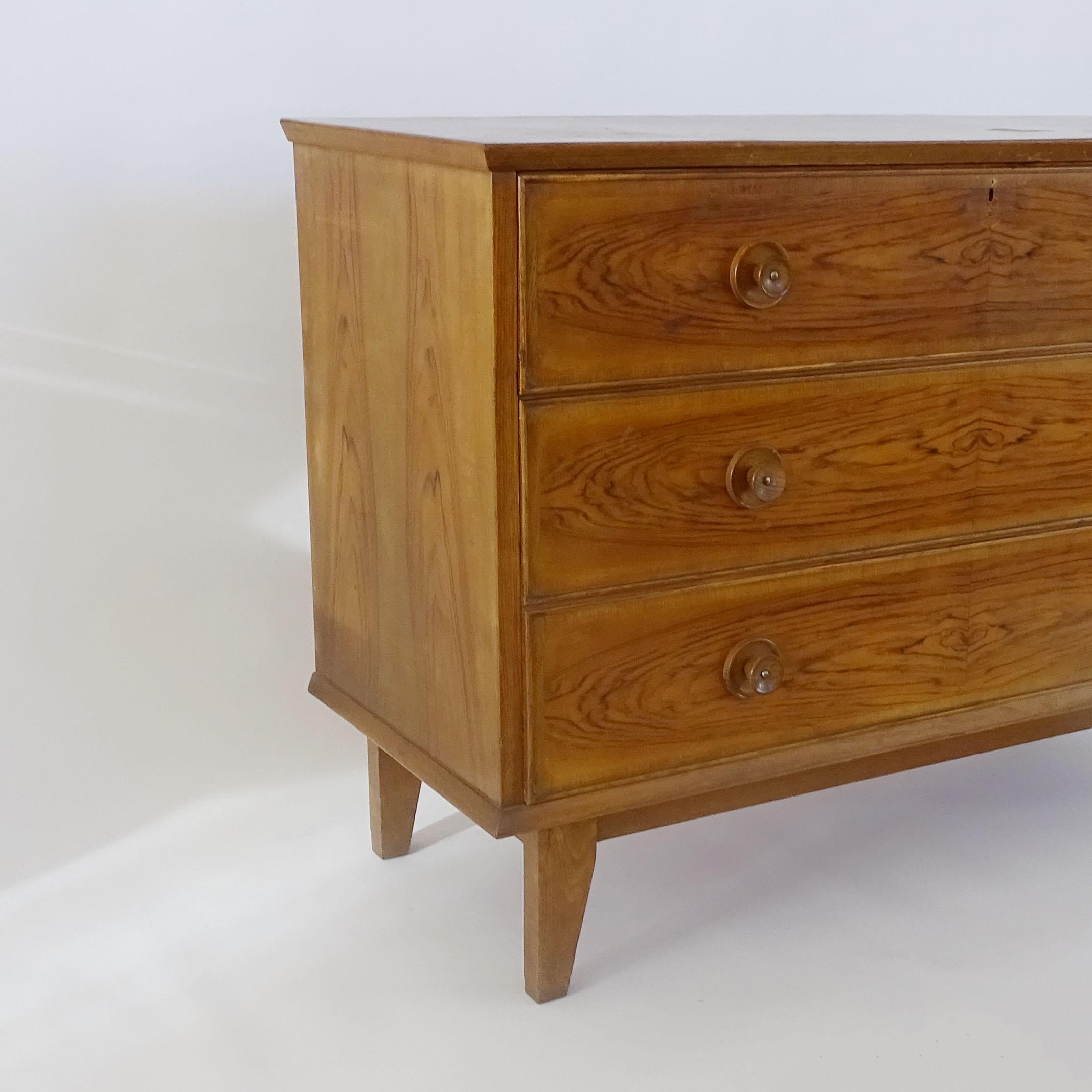 Italian 1940s Oak chest of drawers In Good Condition For Sale In Milan, IT