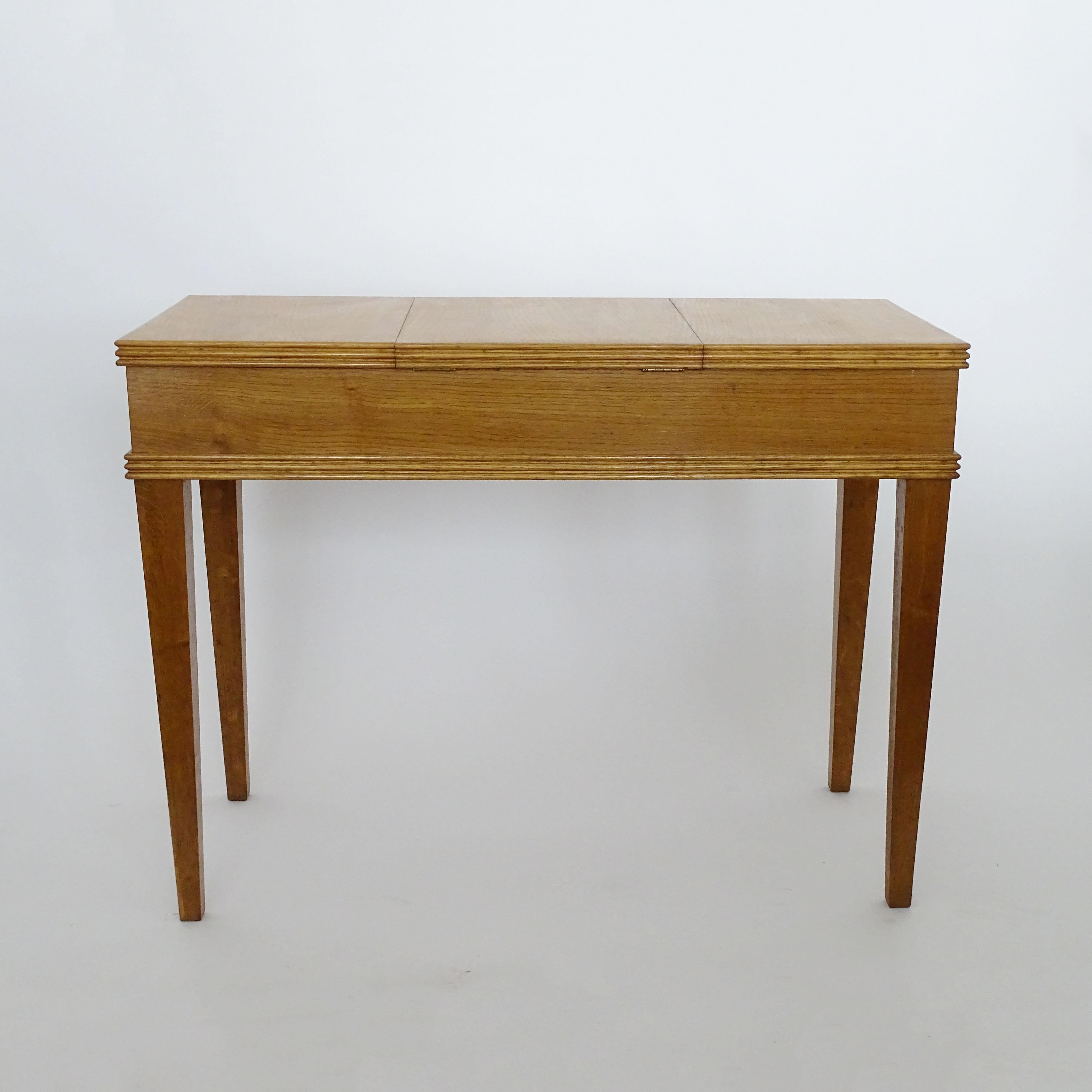 Vanità in legno di Oak del 1940 con due cassetti e specchio In condizioni buone in vendita a Milan, IT