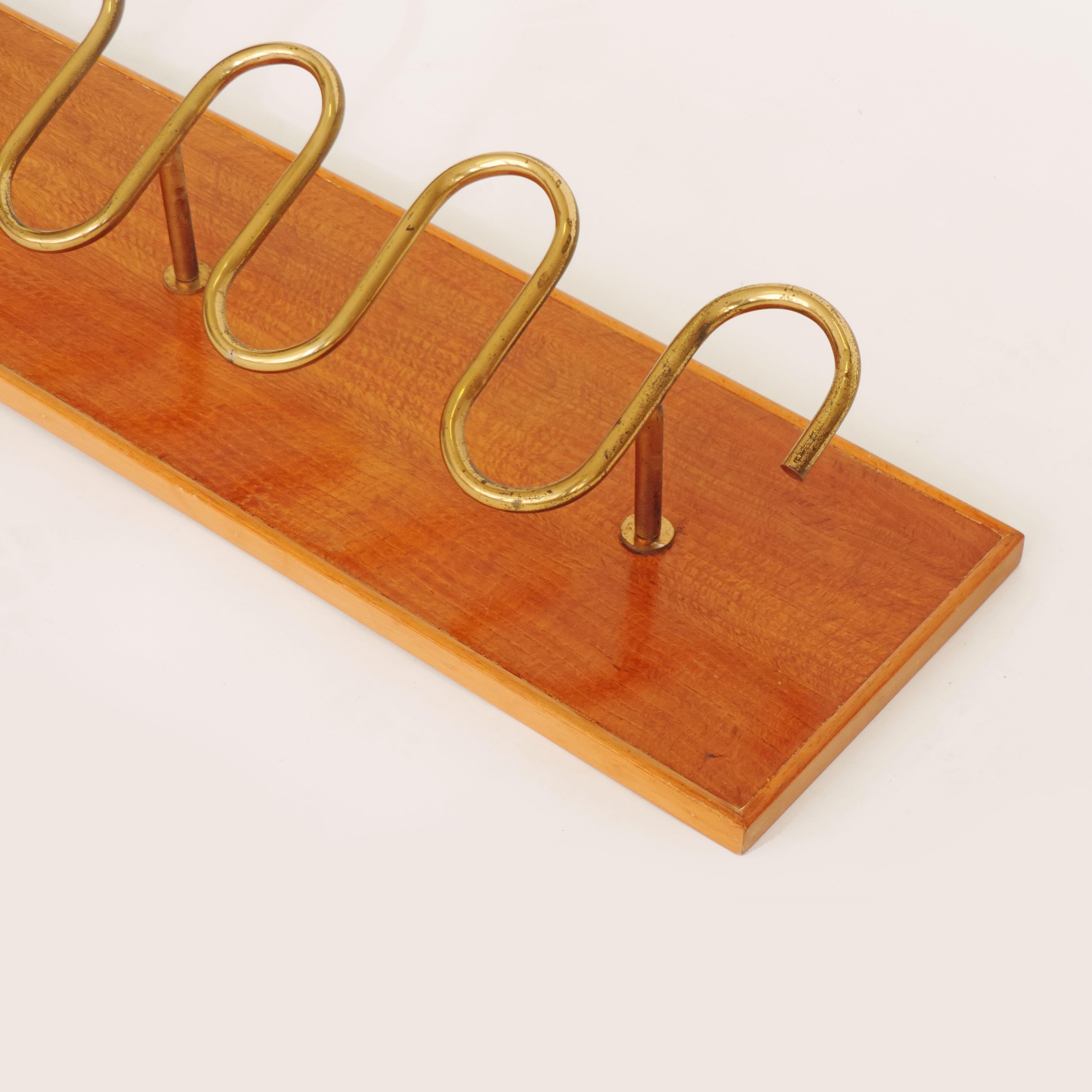 Italian 1940s Ondulation Brass and Wood Coat Rack In Good Condition For Sale In Milan, IT