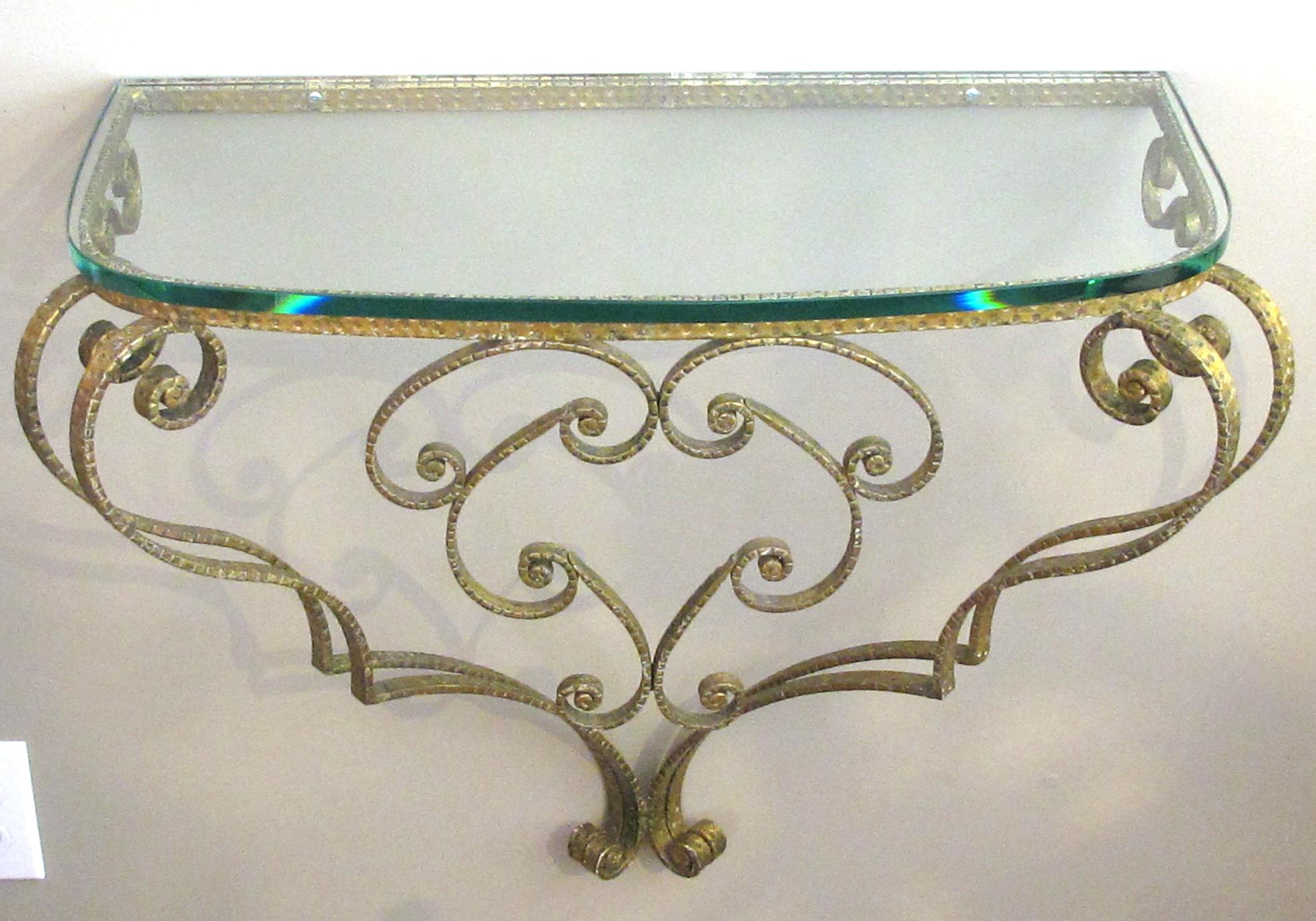 Console et miroir en fer doré de Pier Luigi Colli (1895-1968) des années 1940 ; grand design italien, le miroir ovale avec un cadre en fer doré à volutes, au-dessus d'une console murale démilune avec un plateau en verre au-dessus d'une base à