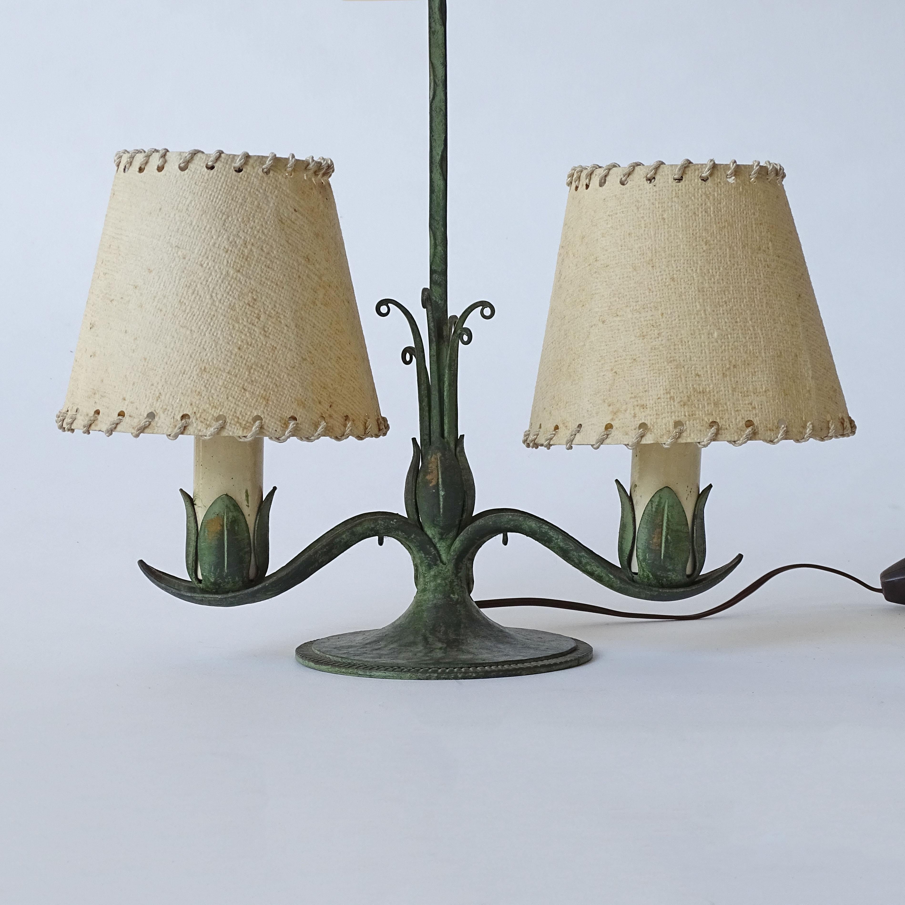 Lampe de table portative italienne en fer forgé des années 1940.
Porte deux ampoules
Attribué à Carlo Rizzarda.